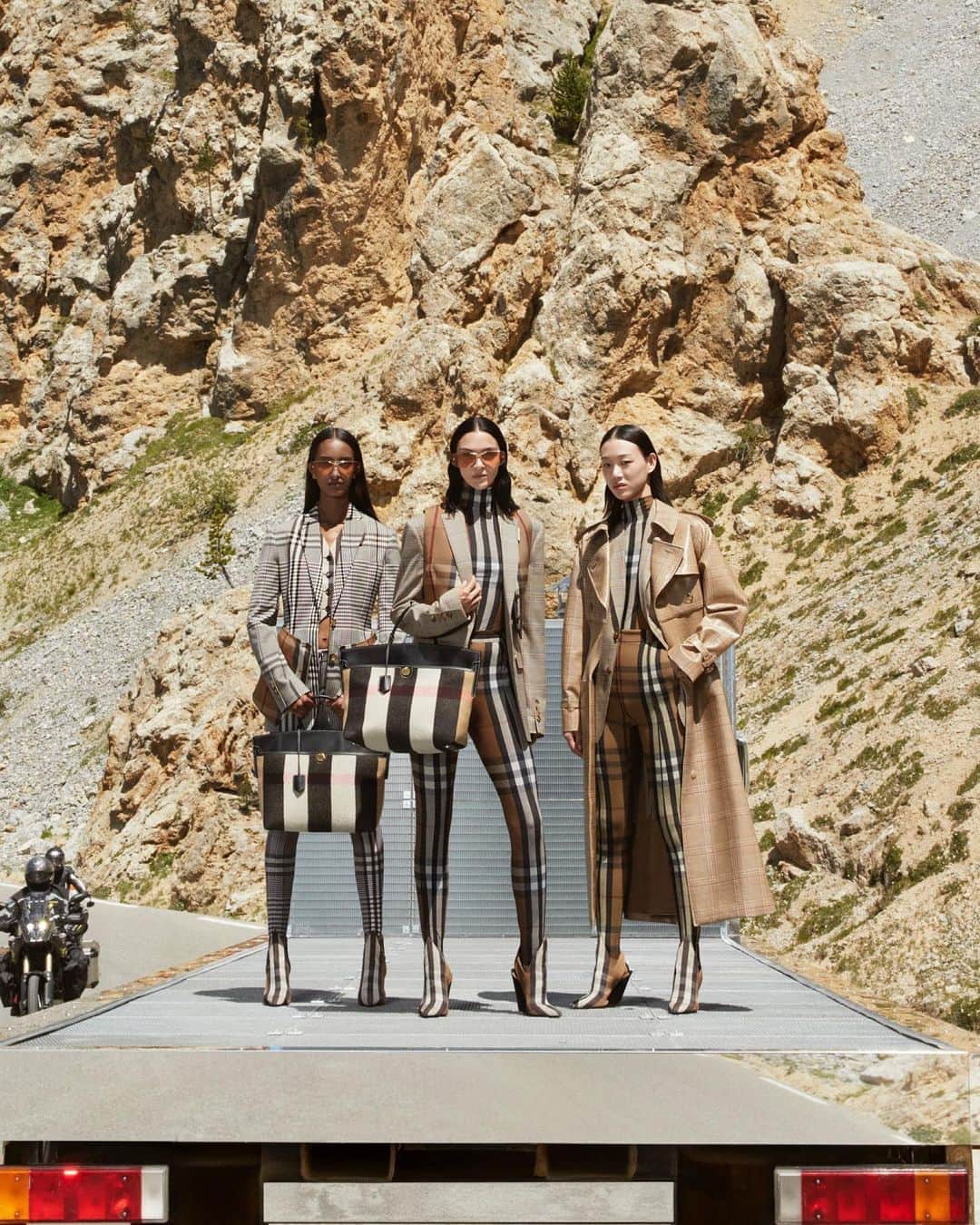 Burberryさんのインスタグラム写真 - (BurberryInstagram)「Going beyond . Be immersed in nature’s vast landscapes with #BurberryAutumnWinter20 by #RiccardoTisci – a celebration of our pioneering spirit of discovery  . #Burberry」9月24日 18時02分 - burberry