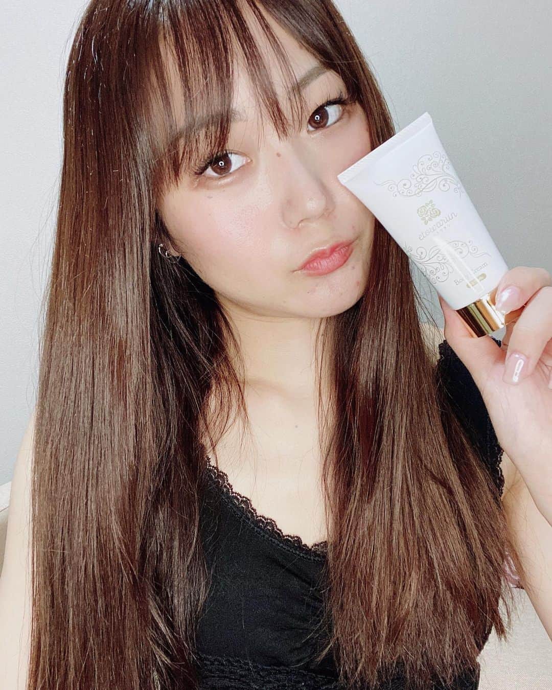 のインスタグラム：「エステティシャンと形成外科医が開発した マッサージクリームエトワラン🙌 毎日5分のケアで二の腕を引き締めてくれるよ✨ 使い心地超良いよ💜. . . .  #エトワラン #etowarun #エトワランマッサージクリーム #エトワランマッサージ #二の腕痩せ . . . .」