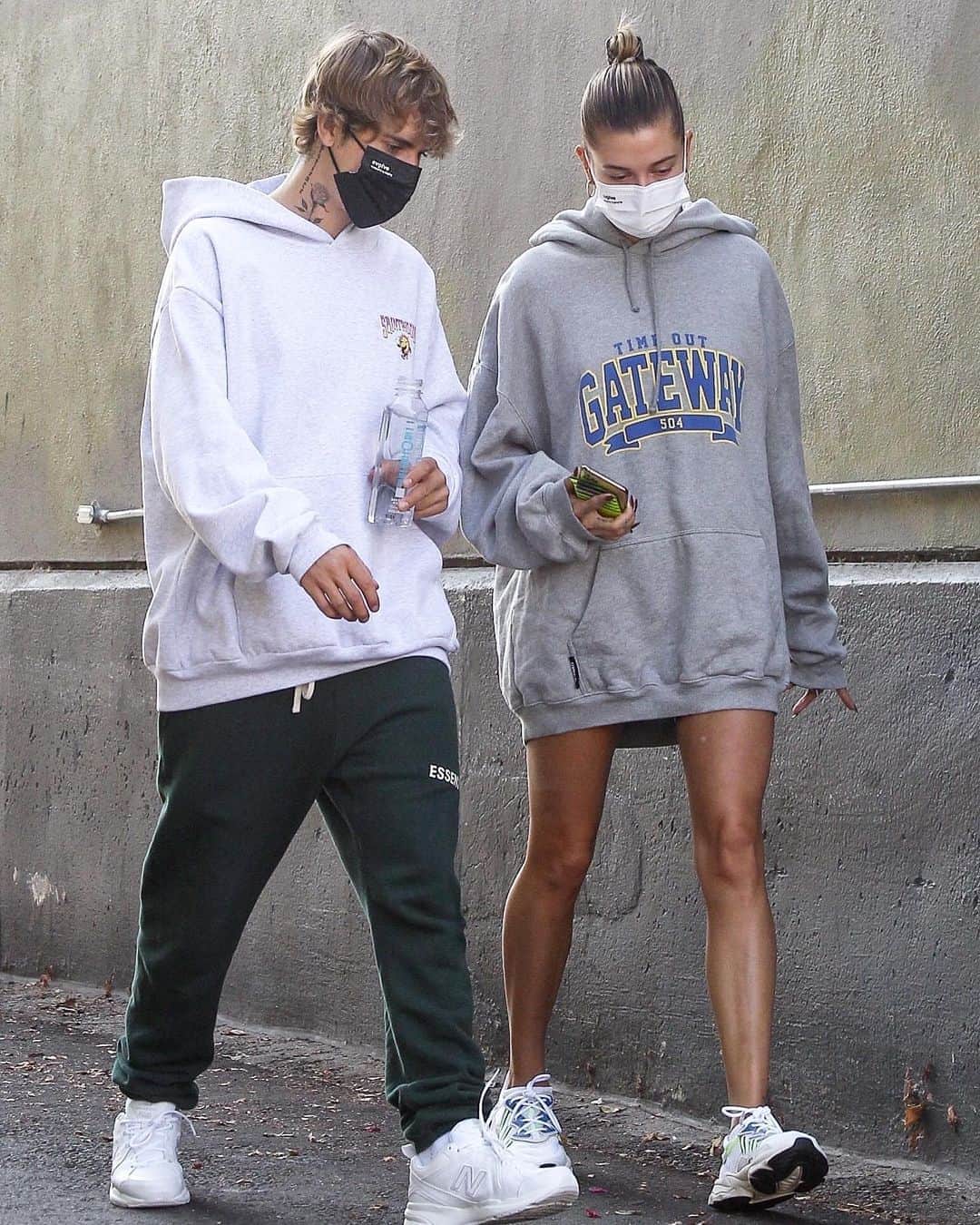 Just Jaredさんのインスタグラム写真 - (Just JaredInstagram)「@justinbieber and @haileybieber were spotted on a breakfast date on Wednesday in LA. Tap this photo at the LINK IN BIO to find out how to get the same masks as them. They cost as low as $1.20 each and celebs love them!  #JustinBieber #HaileyBieber Photos: Backgrid」9月24日 18時02分 - justjared