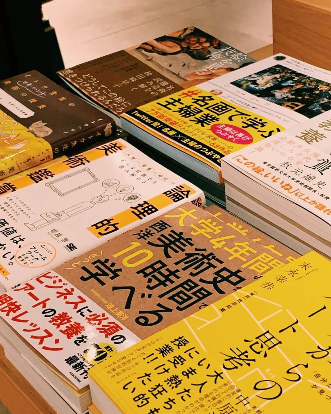 柏の葉 T-SITEさんのインスタグラム写真 - (柏の葉 T-SITEInstagram)「【フェア】『アートを読み解く』﻿ ﻿ ＜ジャンル＞食・暮らし﻿ ＜期間＞〜10月31日﻿ ＜場所＞1F アート﻿ ﻿ 〜読めばすぐに美術館に行きたくなる～﻿ ﻿ 「アート」って難しい…美術は苦手だった…﻿ そう思っている方も多いのではないでしょうか。﻿ ﻿ 作品と向き合ったときに自分が何を感じ、何を考えるのか…﻿ ちょっと見方を変えたり、自由な発想を養えば、名画の裏側が見えてくるかもしれません。﻿ ﻿ アートを読み解く力を身につけつつ、自分の判断力を磨いてみませんか？﻿ (デザイン・アート担当スタッフ)﻿ ﻿ #柏の葉蔦屋書店 #蔦屋書店 #柏の葉tsite #tsite ﻿ #アート思考 #美術鑑賞 #美術史 #アートを楽しむ #名画で学ぶ主婦業」9月24日 18時03分 - kashiwanohatsite