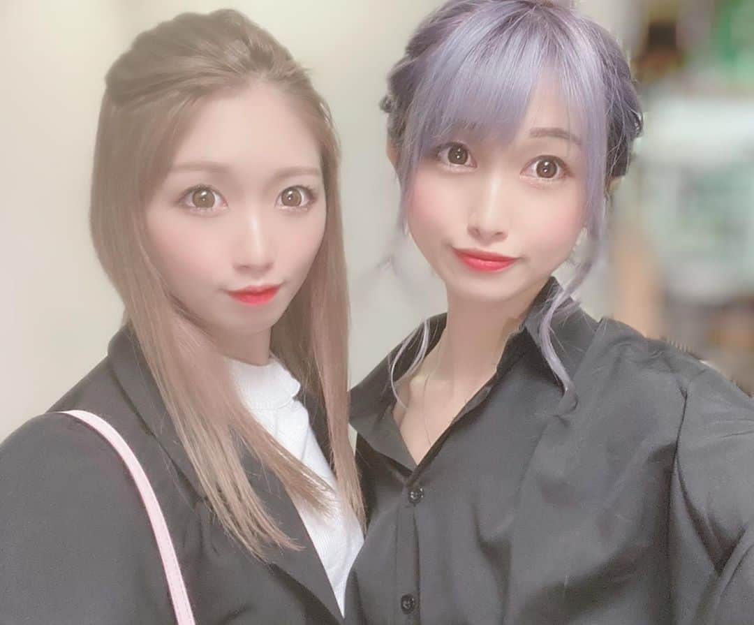 うららのインスタグラム：「久々に姉妹ショット📸 今日はお休みだけど明日、明後日出勤するのでお待ちしてます✨  #姉妹 #姉妹ショット #姉妹ツーショット #兄弟 #歌舞伎町 #歌舞伎町キャバ嬢 #キャバ嬢 #キャバクラ #私服 #クラブ #club #可愛い #かわいい #きれい #綺麗 #キレイ #好き #💕」