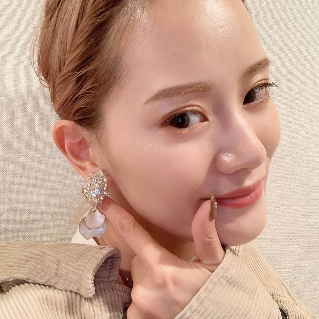 Arisaさんのインスタグラム写真 - (ArisaInstagram)「【プチプラコーデュロイジャケット❤️🧥】 ・ Honeysのコーデュロイ見た？見ました？クオリティ高すぎて2,980円とは思えない💦 色の展開も4色で、このベージュとホワイト、モカ、ブラウン‼️ 丈間はウエストくらいでデニムでもスカートでもワンピースでも合わせがきく。 この時期の肌寒い時にもってこいのアイテムなので、是非お近くのHoneysで見てみてくださいな😎 ・ ピアスは　@monica91k さんの新作✨明日からオーダー開始だよ🥺❤️シェルがゆらゆら本当に可愛い❤️ ・ ・ #コーデュロイジャケット#プチプラファッション#コーデュロイ#Honeys#ハニーズ#ハニーズ購入品#プチプラコーデ#秋ファッション」9月24日 18時13分 - saarariii