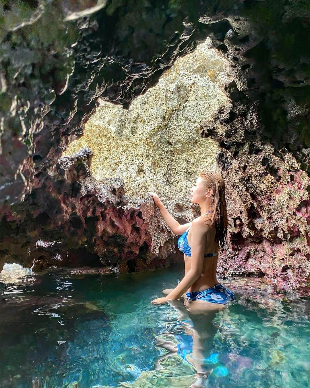 ちほのインスタグラム：「mermaid cave🧜🏻‍♀️💙💙 人間界を夢みる人魚になりきってみました🌙」