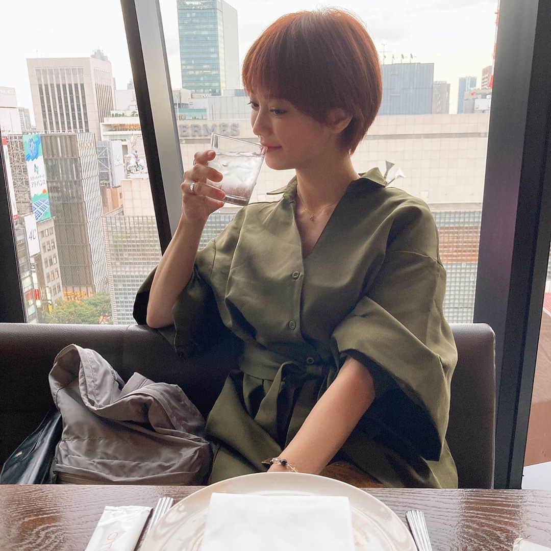 芹川有里のインスタグラム：「ちょっと実家へ帰ってリフレッシュしてきました☺️ 帰ったその日に結膜炎なってほんとメガネ持って帰ってよかった😂 少しチャージできたので、またいろいろとがんばるー！ . #実家 #都下 #空気が綺麗 #寒かった #マイナスイオン浴びまくり #おとんおかんいつもありがとう #弟ありがとう #家族大好き #またゲームしよ」