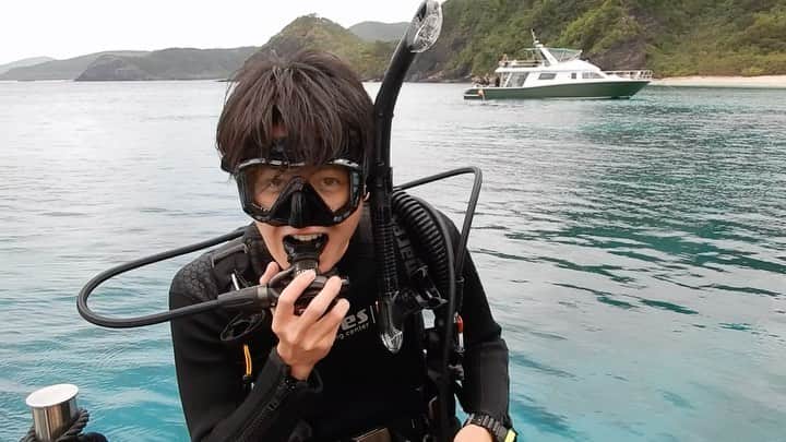 江原蓮のインスタグラム：「. いつしかのscuba diving  🤿 綺麗な島に行くには 荒波をクリアしないといけない。  げろげろ🤮  #scubadiving  #scubadiver  #scuba #advancedopenwater  #スキューバ #スキューバダイビング  #慶良間諸島  #慶良間ブルー  #ジンベイザメ #ジンベイザメと泳ぐ  #マダラエイ #クマノミ #ウミガメ #ウミガメと泳ぐ  #チンアナゴ #水族館 #coolpixw300  #w300 #mares」