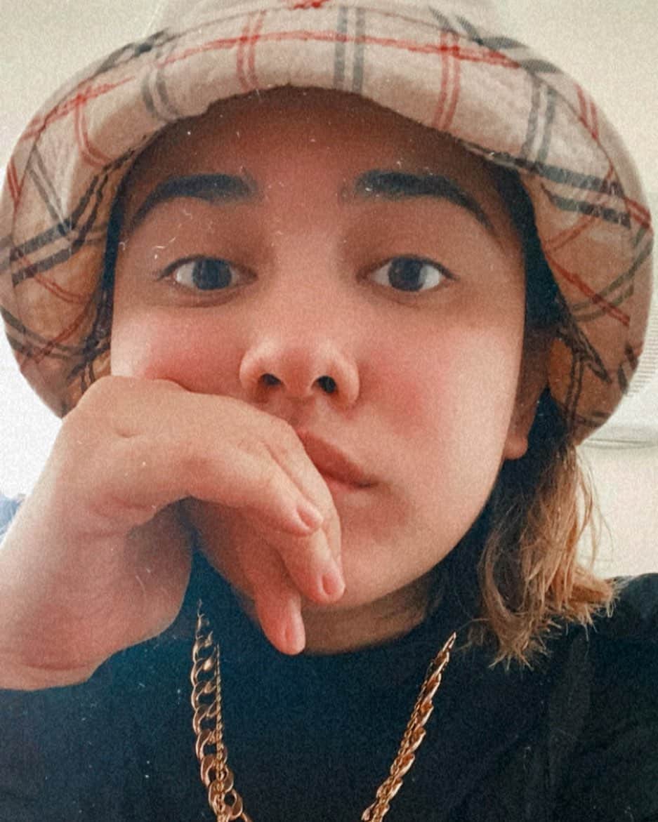 ローレン・ヤングのインスタグラム：「hi how are u?   (me trying not to break down because of the pandemic)」