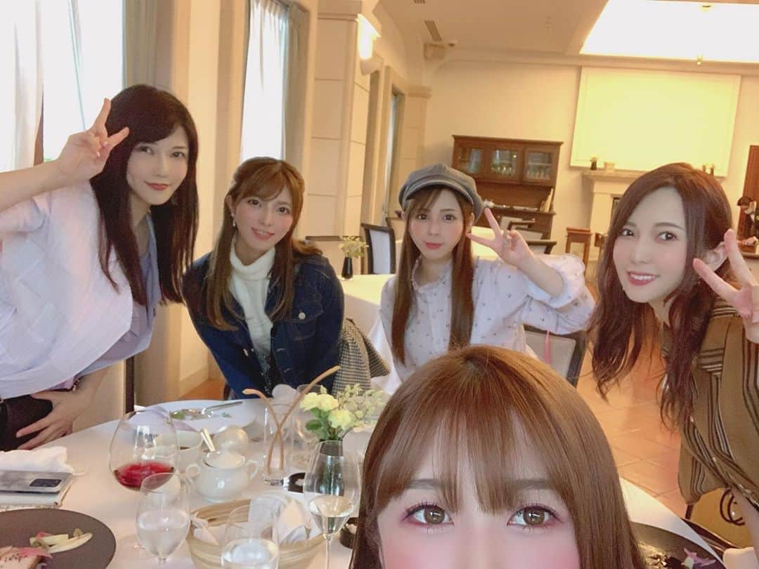 大槻ひびきさんのインスタグラム写真 - (大槻ひびきInstagram)「改めて… 杏梨ちゃん🌸 お誕生日おめでとう🎁🤗 みんなにも会えて嬉しい！ また遊ぼーね❤️ #japan #lunch  #girls  #friends  #happybirthday  #happy #kawaii #お誕生日おめでとう #表参道 #ランチ」9月24日 18時20分 - yanhibi0221