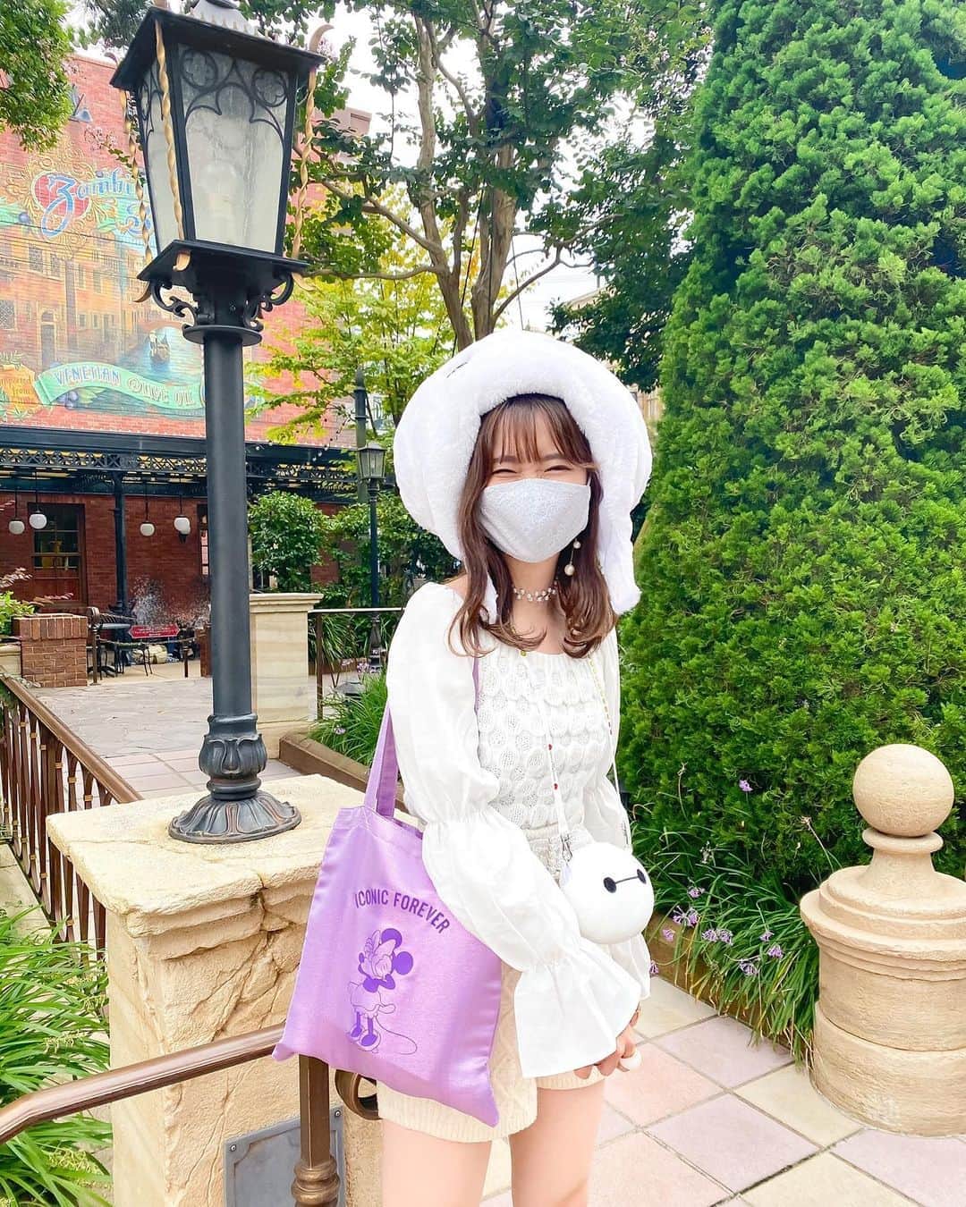 Kanaのインスタグラム：「ㅤ ㅤ @accommode のグリッタートートに @plume_mignon のレースマスクと、 小物類もお気に入りなコーデでした( •ー• )❤️ ㅤ ㅤ ㅤ トートはギラギラって感じじゃなくて 光沢感のあるキラキラだから持ちやすい！ そしてパープルかわいい💭💜💫 ㅤ プルミンのマスクは しほさん( @shihoriiin49 )の着画見て 可愛すぎてゲットしたんだけど レースが繊細で柔らかくて 付け心地さいこう😷💓 水色の色味もさいこう🐋❄️💎❕🤍 ㅤ ㅤㅤ ㅤ ㅤ この時目が線になるほど 何に笑ってたんだろう〜😂💭笑 ㅤ ㅤ ㅤ ㅤ ㅤ ㅤ ㅤ ㅤㅤㅤ #kana_disney #kana_disneybound ㅤ #東京ディズニーリゾート #東京ディズニーシー #ディズニーシー #ディズニーバウンド #ベイマックスバウンド #ディズニーコーデ #ベイマックス #ファンキャップ #ホワイトコーデ #ニットコーデ #tokyodisneyresort #tdr #tokyodisneysea #tds #bighero6 #baymax #disneybound #baymaxbound #ACCOMMODE」