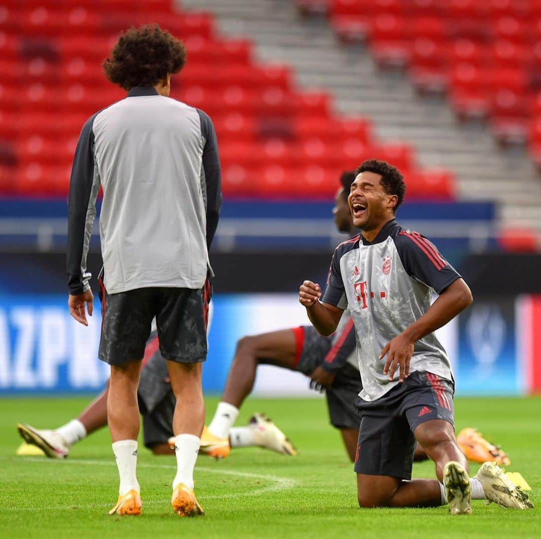 UEFAチャンピオンズリーグさんのインスタグラム写真 - (UEFAチャンピオンズリーグInstagram)「What’s Sané said to Gnabry? 😆  #SuperCup」9月24日 18時22分 - championsleague