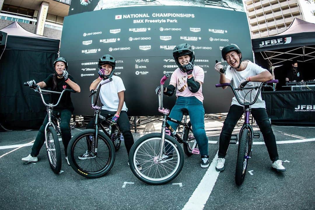 のインスタグラム：「Elite women and 13-15y women👍🏼 I’m very happy that the number of female riders has increased in Japan as well❤ 13-15,エリート女子、ガールズローハイ、女の子たちが少しずつ増えてきてうれしい！みんなで楽しく乗れて良かったー！みんな楽しく乗ってるからレベルも上がってきてる😄　来年はみんなでもっとぶっ飛ぼうね🤤 @visavis_jp #タウン情報おかやま #ライト電業 #bigjohn #bluesakura #slopeshot #bmx #bmxgirl #bmxfreestyle #bmxwomen #指ハート #ハート #bmx女子　#女子ライダー  Photo by @55naoking @jfbf_official  @nelly_pink_bmx @creaaaaa.s @r_r_iii_ @minato_oike」