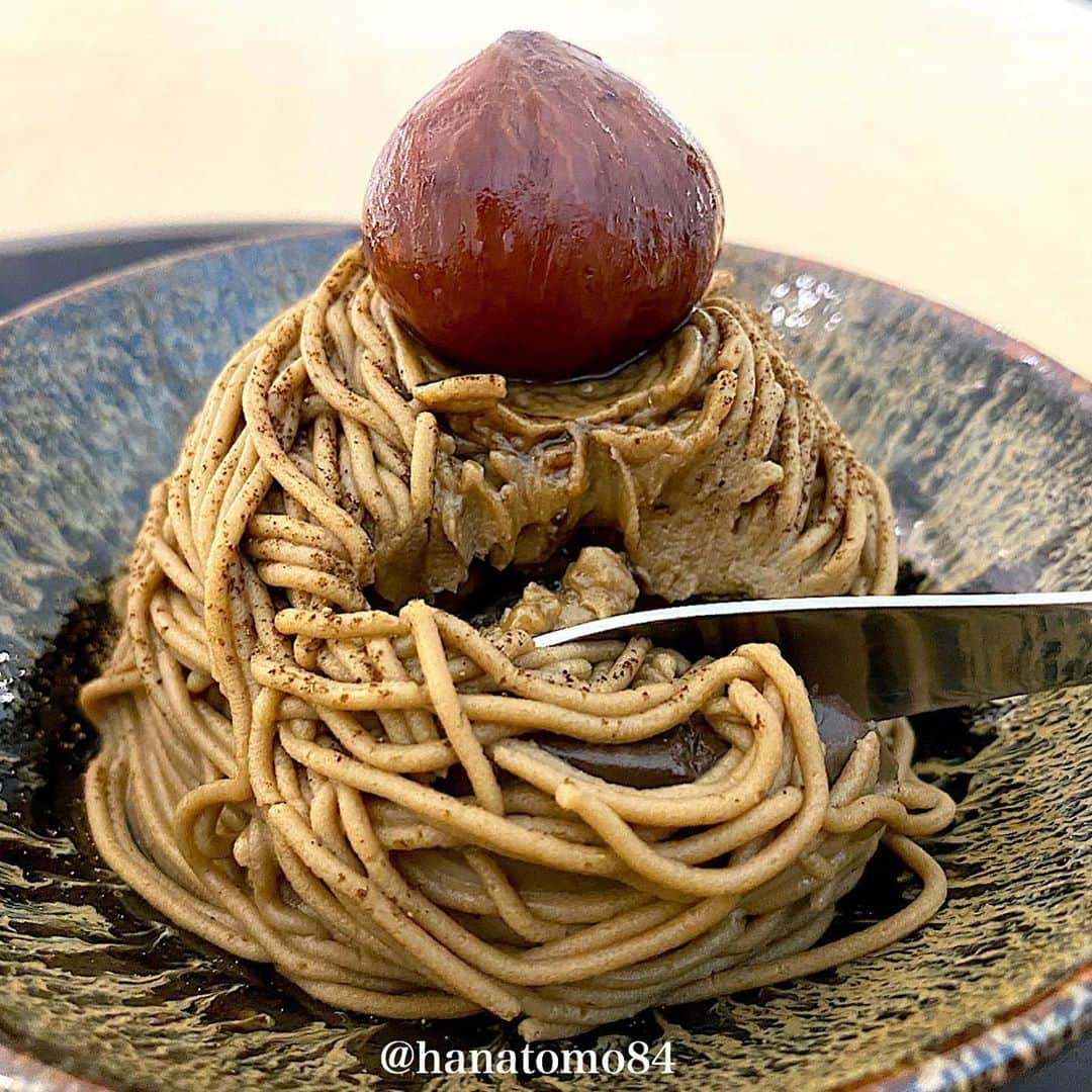 はなともさんのインスタグラム写真 - (はなともInstagram)「. . . 静岡県の老舗茶農園が手掛ける『カネ十農園 表参道』 . 煎茶や焙じ茶を使ったさまざまなメニューがラインナップされていますが、この時季オススメは「焙じ茶モンブラン 栗焙じ茶付き」(1,250円/12月末まで) . 自家製の焙じ茶プリンに こだわりのモンブランクリームを合わせた一品です。 . モンブランクリームには、栗餡とクリームチーズ さらに一番茶の焙じ茶を混ぜ合わせているそう。 . 注文を受けてから作るため、搾りたてのふんわりとした モンブランクリームを味わうことができます。 . また自家製の焙じ茶プリンは、弾力のある硬さが印象的。 卵を使用していないため焙じ茶の味と風味が強調され それらがしっかりと口の中に残るのも特徴です。 . 焙じ茶プリンには、刻んだ栗とオレンジピール、さらにキャラメルソースが掛かっており美味しさを一層引き立てています。 栗焙じ茶のスッキリとした味わいともベストマッチですよ！ . ほかにもオススメなのが「黄朽葉」(400円)。 . 銀杏の絨毯をイメージして作られた美しい練り切りです。 . スッキリとした煎茶と相性◎なので ぜひ一緒にオーダーしてみて！ . ————————————————— . 店名 : 『カネ十農園 表参道』 住所 : 東京都渋谷区神宮前4-1-22 . 表参道駅から徒歩約5分 . ————————————————— . #表参道スイーツ #東京カフェ #東京スイーツ #表参道カフェ #モンブラン #カネ十農園表参道 #はなとも表参道」9月24日 18時33分 - hanatomo84