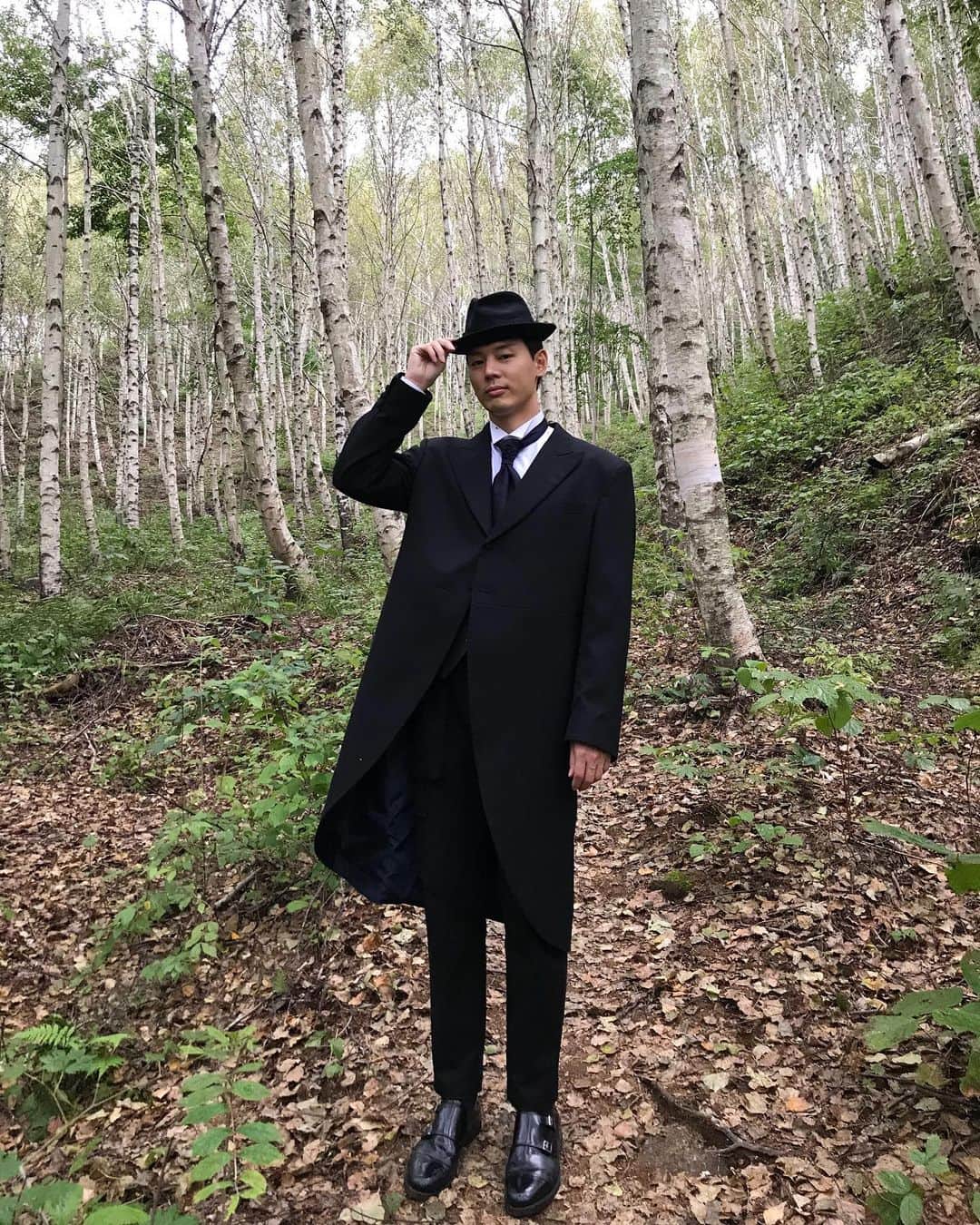 イ・ソンホのインスタグラム：「. Forest magritte . 김천에 오신것을 환영합니다~🎩」