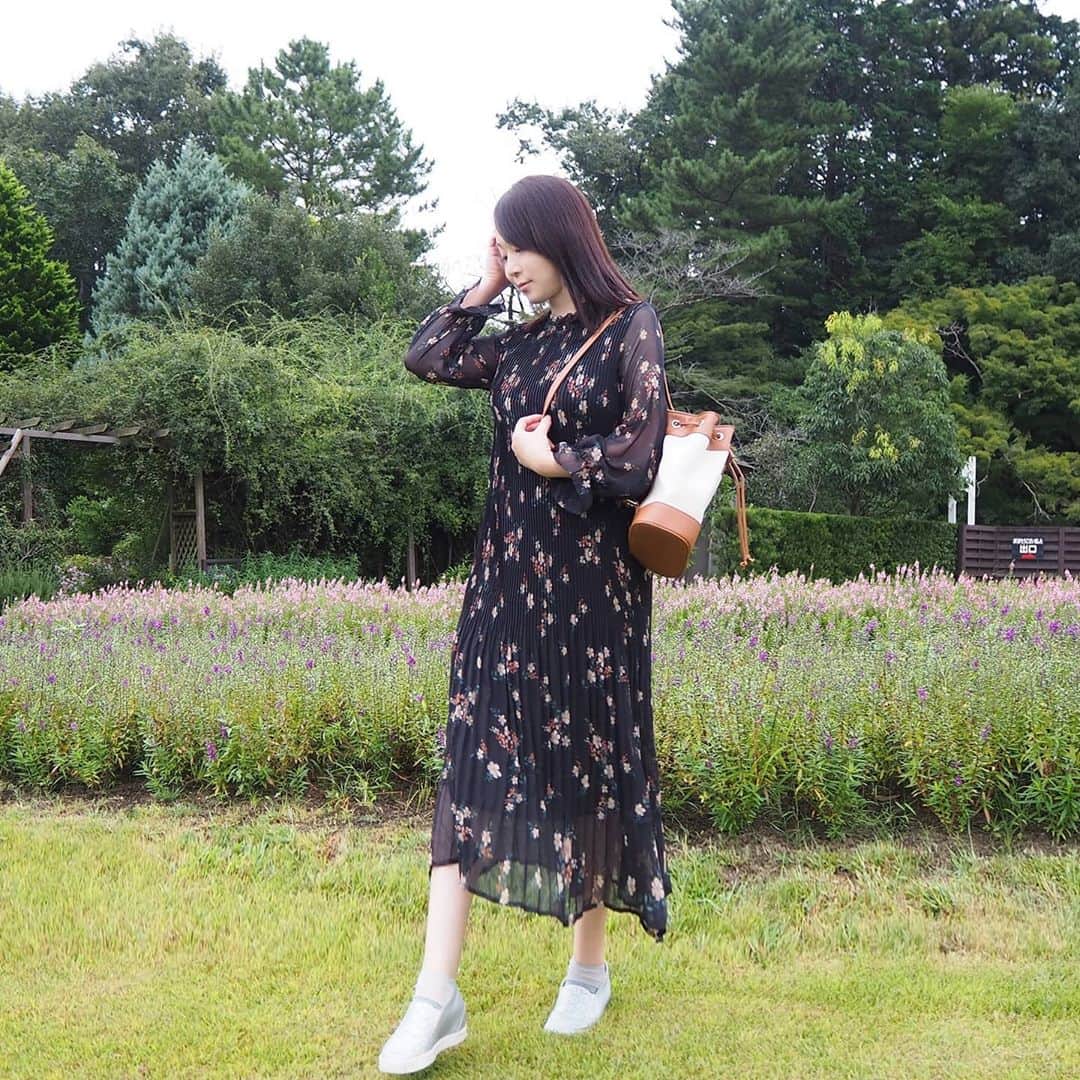 Kuboi Ayumiさんのインスタグラム写真 - (Kuboi AyumiInstagram)「やっと涼しくなってきましたね。﻿ ﻿ 重ね着できたり、小物合わせだったりファッションが楽しめるから秋が好き。﻿ 娘たちとのお散歩をするのに、秋服新作を先取りしてみました。﻿ ﻿ @fifth_store の #鹿の子編みニットカーディガン に #花柄プリーツシフォンワンピース をあわせて。﻿ ふわっと揺れる感じがかわいくて、シアーな透け感が上品なワンピースは１枚でもオシャレに。﻿ お花柄のワンピースって何枚も欲しくなっちゃうんですよね。﻿ カジュアルに着こなしたくて、ゆるっとカーディガンをあわせたのですが、﻿ 着心地がよすぎる！﻿ ﻿ こちらのアイテム、50％OFFクーポン出てましたよ。﻿ プチプラでコスパがいいので、お気に入りのブランドです。﻿ ﻿ カジュアルにしたくてバッグは @editsheen_store の #キャンバス巾着ショルダーバッグ 。﻿ キャンバス素材とフェイクレザーの異素材の組み合わせがかわいくて、サイズ感もちょっとしたお出かけにピッタリ。﻿ ﻿ ちなみに私は158cmなので、丈感はご参考になれば。﻿ ﻿ 今回はネットで購入したのですが、原宿にfifthのスタイリングギャラリーができたんです。﻿ 来店特典でオリジナルマスクがもらえたり、今度試着もできるので行ってみようっと。﻿ ﻿ インスタに投稿すると抽選で1万円クーポンもらえるみたい。﻿ 私も参加してみようかな。﻿ ﻿ ﻿ #fifth  #fifthtl #フィフス #EditSheen #エディットシーン #バッグ #BAG #キャンペーン #クーポン﻿ #フェミニン #ワンピース #平均身長コーデ #ママコーデ #秋コーデ #ワンピースコーデ #プチプラ」9月24日 18時29分 - himekagami