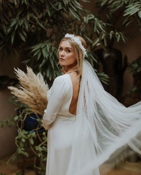 ミナのインスタグラム：「Botanical wedding inspiration in our blog now. Foliage combined with our simplistic Ava silk dress. 🍃💚👌🏻⁠ ⁠ Photography- @sambennettphoto ⁠ Flowers- @thenativeflorist ⁠ Hair and Makeup- @alicederbyshire ⁠ Dress and headpiece- @indiebridelondon ⁠ Model- @immieash ⁠ Ribbons- @katecullen ⁠ Ceramics -@thevillagepottery ⁠ Venue- @mataracentre ⁠ ⁠ ⁠」
