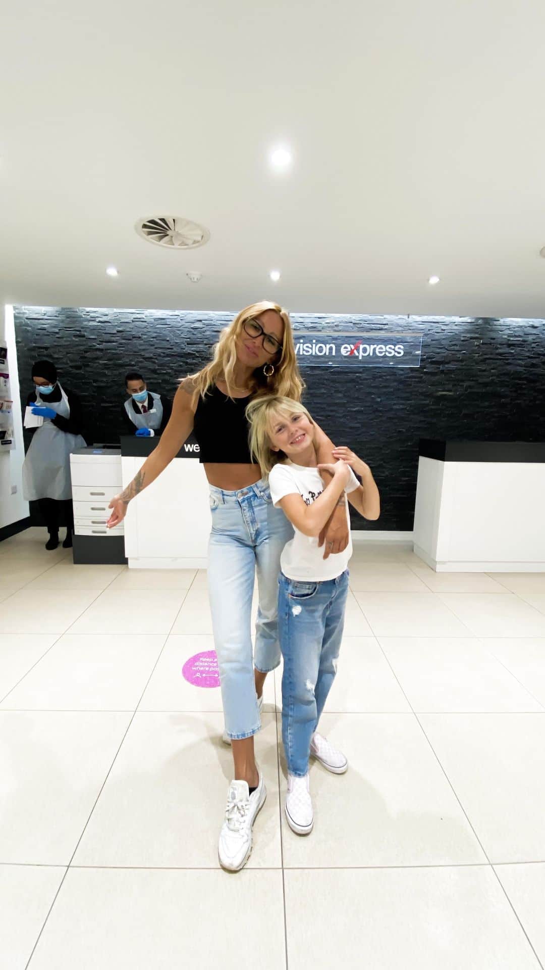 ルー・ティーズデールのインスタグラム：「We had so much fun at the weekend getting our eye test and learning all about it. Over 79% of British adults have a diagnosed eye problem. Nearly 1.5m people in the UK are affected by macular disease, the nation’s biggest cause of sight loss. That’s why this #NationalEyeHealthWeek I’m teaming up with @visionexpress and the @macularsociety to encourage you and your loved ones to go get your eyes checked. It’s not just about your eyesight, but a look into your overall health. Let’s love our eyes, and give them the care they deserve #ad #visionmatters #EyeWeek (oh and side note, Vision Express have the best frames selection) 👁‍🗨」