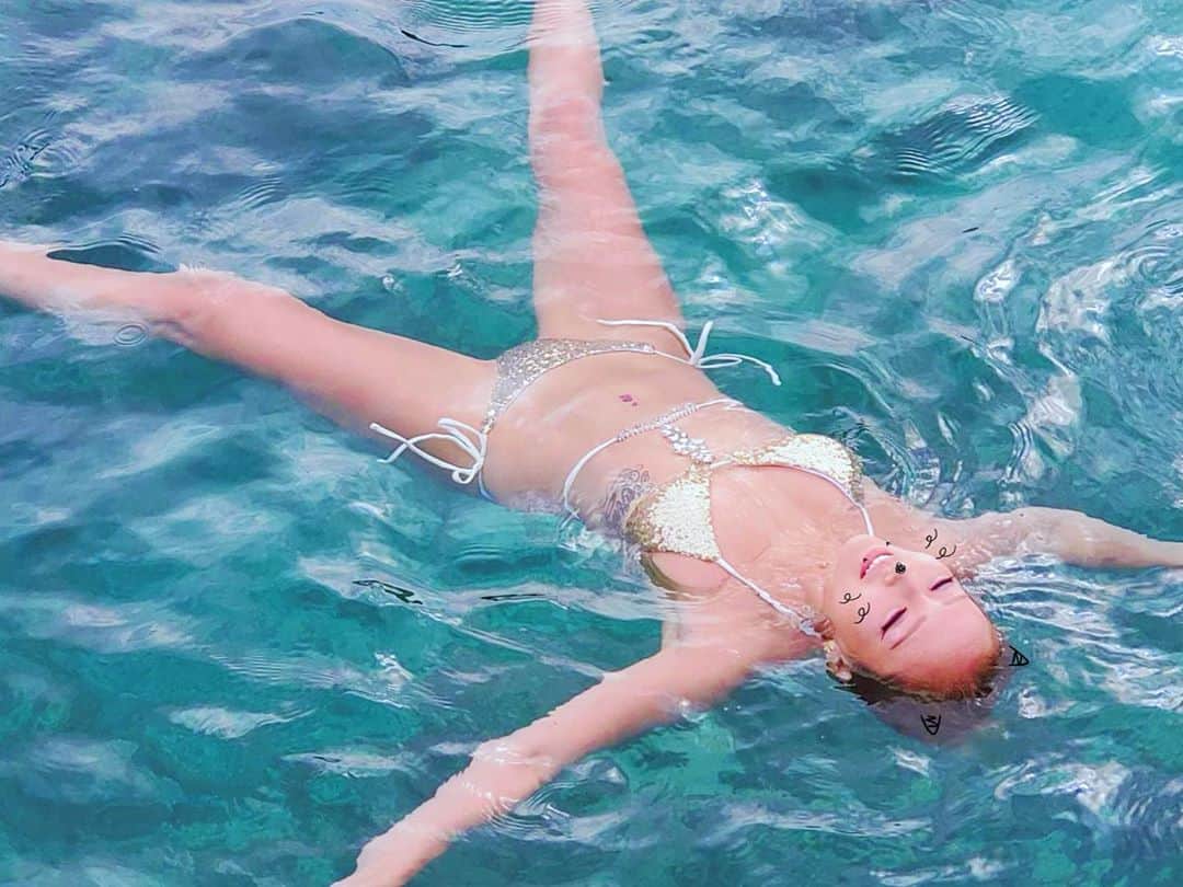 のインスタグラム：「プカプカしたい🏖🐚🐬👙  #キャバ嬢#キャバクラ#dance#錦#東京#ねこ#happy#sea#glamorous#ネイル#カフェ#ランチ#夜カフェ#すすきの#歌舞伎町#ホスト#中洲#佳那嬢#makeup#六本木#かわいい#飯尾ナンバーワン#ビキニ#美容#整形#美尻#ゴルフ女子#筋トレ女子#gym」