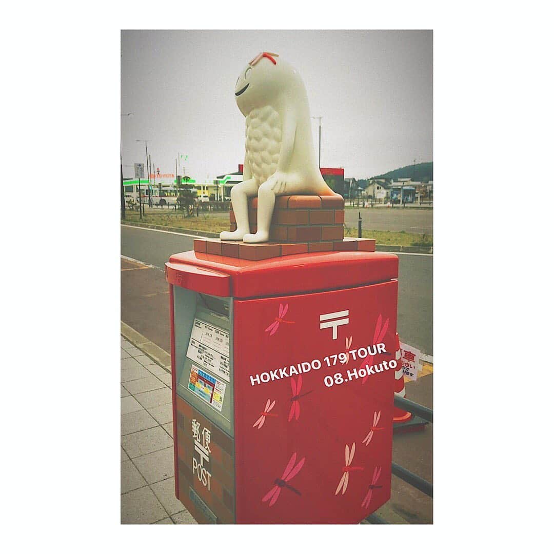 のインスタグラム：「8カ所目 北斗市！ 道南にあり、北海道新幹線  新函館北斗駅があるところです！  北斗市のご当地キャラクター  ずーしーほっきーが街のいたる ところにいるんです！！😁  一度見たら忘れないご当地キャラクターランキング2019というもので 一位になるほど、強烈なインパクト！  不気味だけど可愛い 不思議な魅力が あります笑  #北斗市 #新函館北斗駅 #新函館北斗駅前郵便局 #ずーしーほっきー #ずーしーほっきーポスト #ポスト #ほっき貝 #ご当地キャラクター #ゆるキャラ #北海道 #北海道旅行 #北海道観光 #北海道旅 #哀愁  #札幌 #アナウンサー #hokkaido #characterdesign #character #unique #post #hokkaidolove #love_hokkaido  #hokkaidosgram #hokkaidotrip #hokkaidotravel #photooftheday #rally #followｍe #followforlike」