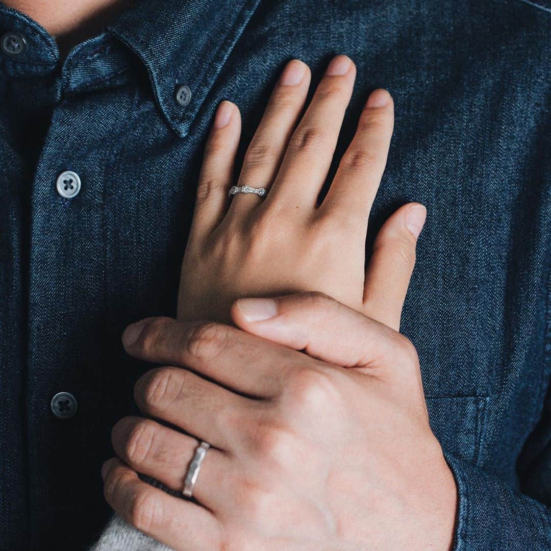 BRILLIANCE+（ブリリアンス+）さんのインスタグラム写真 - (BRILLIANCE+（ブリリアンス+）Instagram)「ドラマチックな二人によく似合う、 新作のマリッジリングです。 運命の出会いをイメージ。 細やかなカットを施した『カレイド』は、 個性的ながら、柔らかな表情で 指にしっくりとなじみます。 . #暮らしとジュエリー #ブリリアンスプラス #結婚指輪 #マリッジリング #結婚指輪探し #エタニティリング #marriagering #jewelry #eternityring」9月24日 18時34分 - brilliance_plus