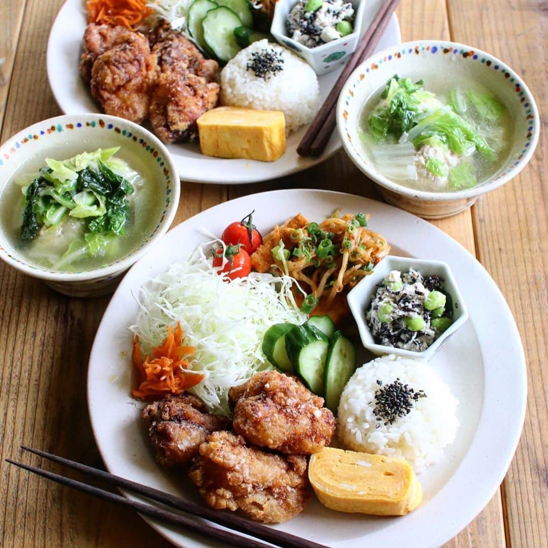 Atsukoのインスタグラム：「Today's lunch 2020.09.24 ･ ･ 唐揚げ 卵焼き ヒジキの白和え 胡瓜の浅漬け 厚揚げともやしのキムチ炒め 肉団子スープ ･ ･ 涼しくなってきたので肉団子スープ。 生姜沢山入れて作りました。 今回は春雨なしで。 ･ 台風来んのかーて思ったけど。 来なかった。笑 今日健康診断で。駅から歩くからやだなーて思ってたんだけど。 まぁ結果よかった！」