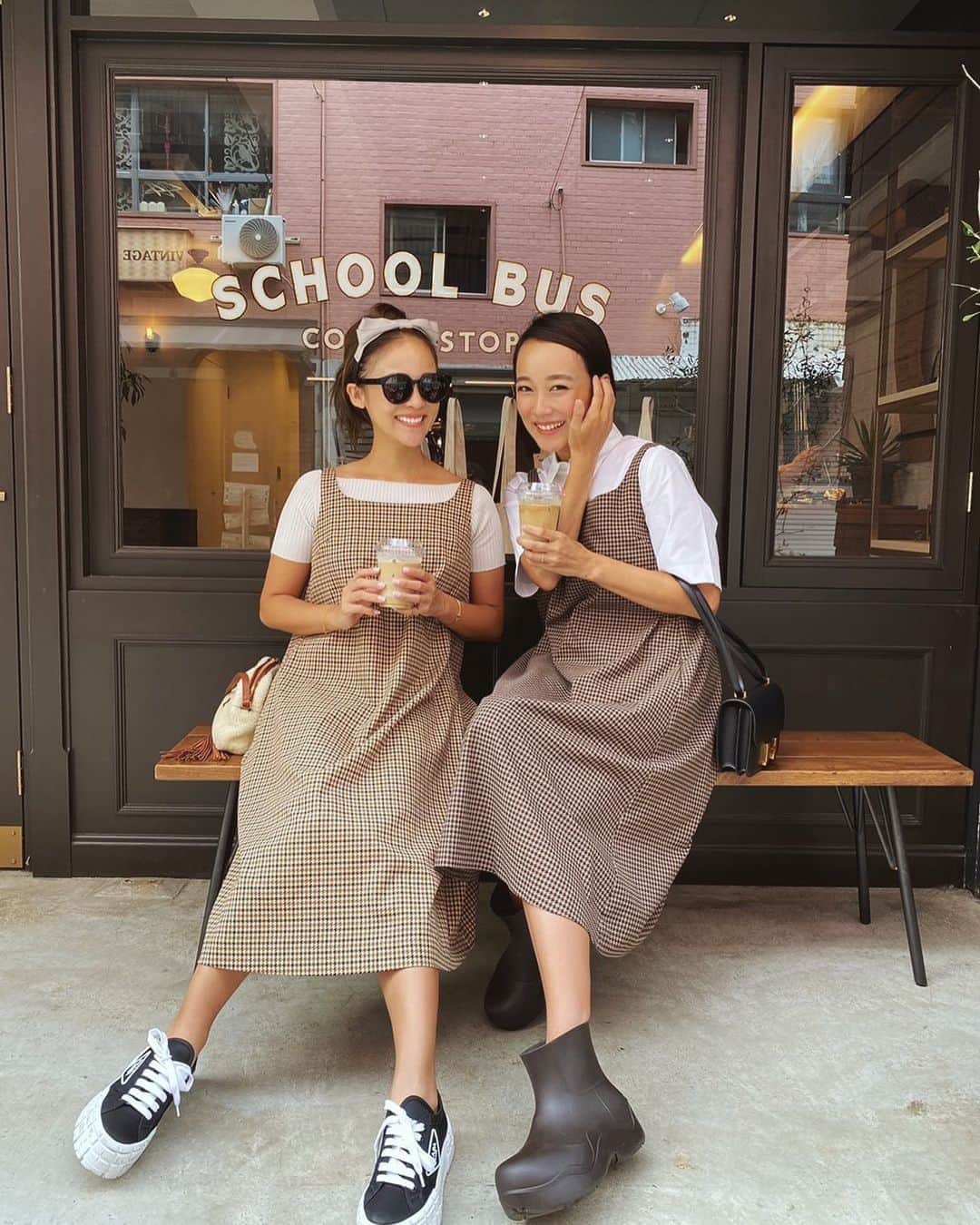 のインスタグラム：「お散歩がてら、おやつとコーヒー買いに🍪☕️ 美味しかったね♥️ありがとう☺︎♥︎ ・ #ootd #fashion #coordinate」