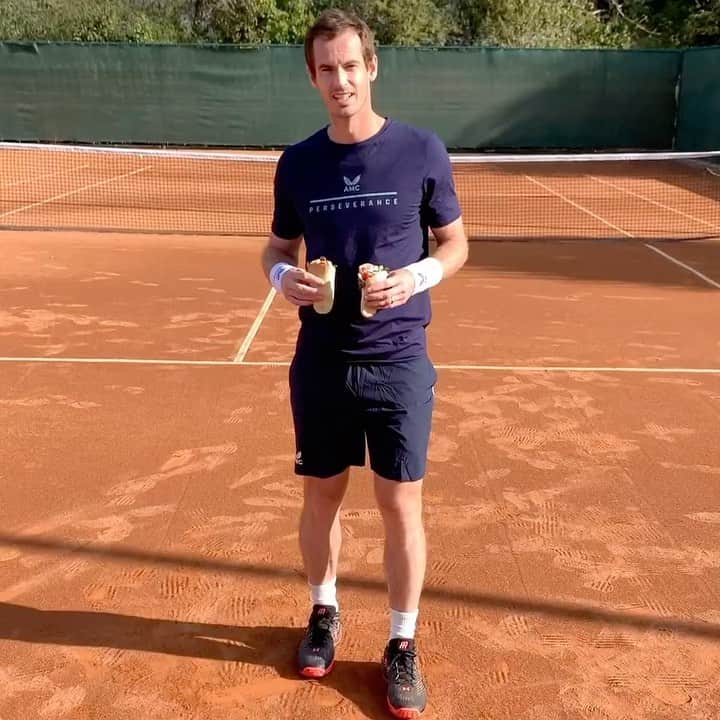 アンディ・マレーのインスタグラム：「As promised.. a more difficult #MessFreeChallenge than @k1ngkyrg1os effort...   🌯😁🎾🌯  As part of the challenge I’m also partnering with @oldelpasouk to donate 20,000 meal kits via @fareshareuk for UK families in need.   Time for @iamgaelmonfils @elisvitolina @heatherwatson92 and @leon.smithtennis to see if they can top my effort and show me what they can do...  #TortillaPockets #OldElPaso #MessFreeChallenge #ad  🔥🌯🌯🌯🌯🔥」