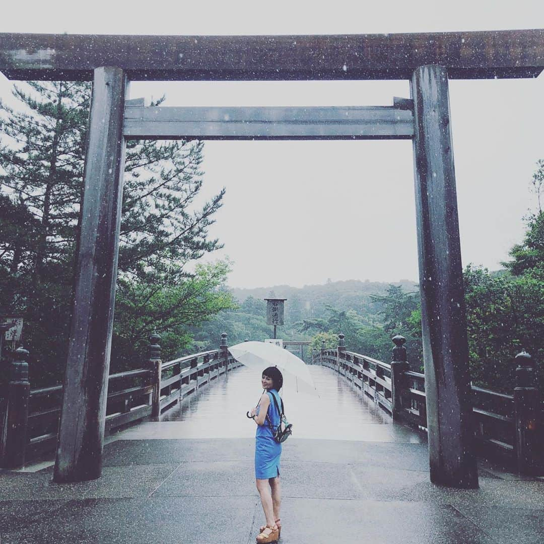 辻井美香さんのインスタグラム写真 - (辻井美香Instagram)「雨☂️のため、人が一瞬いなかった（笑）  📍伊勢神宮　内宮 #伊勢神宮内宮 @isejingu.official   #伊勢神宮内宮 #iseshrine #naiku #三重 #mieprefecture #三重旅行 #国内旅行 #visitjapan #retrip_nippon」9月24日 18時50分 - tsujii_yoshika