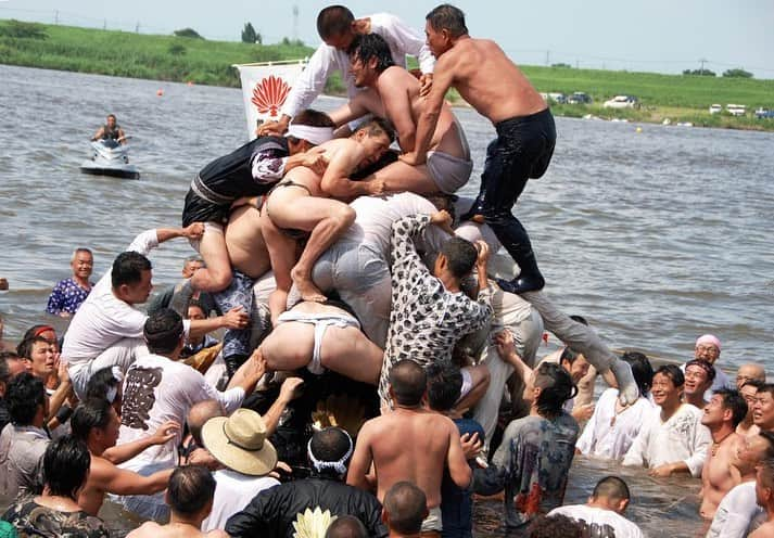 さいたまつりのインスタグラム：「【🏮埼玉の祭りハイライト🏮 〜「葛和田大杉神社のあばれ神輿」〜】﻿ 「葛和田大杉神社のあばれ神輿」は、熊谷の妻沼地域に2つあるあばれ神輿の祭りの一つで、西の出来島あばれみこしに対し、東のあばれ神輿として有名！﻿ 見どころは、利根川に入った神輿の上で猛者達が揉み合う力比べ🔥﻿ 猛暑の中、男たちの怒号が飛び交う迫力ある光景を見ることができます👀﻿ 　﻿ ===﻿ 　﻿ 1枚目、2枚目の写真は、見どころの力比べの様子！！体を大きく動かし揉み合いながら、落とされた者は再びよじ登り、力比べをします！﻿ 　﻿ 3枚目、4枚目は神輿巡幸の様子。大杉囃子の音色とともに神輿が練り歩き、豪快に水をかけながら進みます⛩﻿ 　﻿ ===﻿ すべてが豪快な「葛和田大杉神社のあばれ神輿」を来年は現地で楽しみましょう！﻿ ＊＊＊﻿ 2020年度の「葛和田大杉神社のあばれ神輿」は、新型コロナウイルス感染拡大防止のため中止となりました。﻿ 公式サイト　https://www.city.kumagaya.lg.jp/kan…/matsuri/osugijinja.html﻿ さいたまつりページ　https://www.saitamatsuri.jp/matsuri/osugijinja-abaremikoshi/﻿ #葛和田大杉神社のあばれ神輿 #さいたまつり #埼玉 #saitama #saitamatsuri #japan #祭 #matsuri #festival」