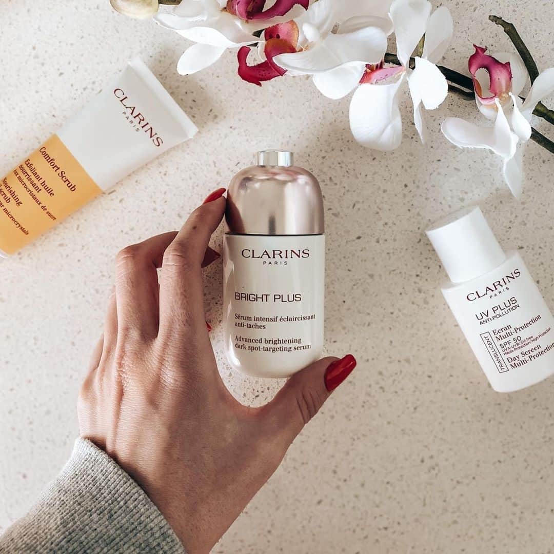 ClarinsUKさんのインスタグラム写真 - (ClarinsUKInstagram)「Have you heard? We have a new advanced dark spot targeting serum for brighter, more radiant looking skin 💫  This new expert formula is enriched with plant extracts to help reduce the look of dark spots and keep the skin bright and even, leaving it spotless, fairer and with a healthy glow from within.  📸 image via @sammykaytaylor   #Clarins #BrightPlus #DarkSpots」9月24日 18時45分 - clarinsuk