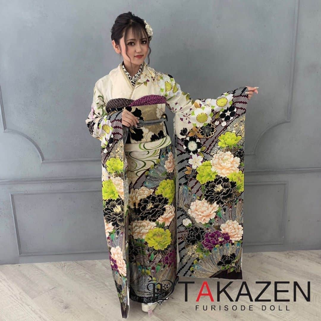 TAKAZENさんのインスタグラム写真 - (TAKAZENInstagram)「こんにちは🥰🌈 . 今日はローラ着用のオシャレなお振袖のご紹介です👀💜💜 . かっこよくて大人っぽいお振袖をお探しの方は必見です☑️ . 完全に早い者勝ちなので 皆さま是非早めにお問い合わせくださいね🌻💓💓 . #takazen #takazen梅田店 #タカゼン  #タカゼン梅田店  #梅田 #大阪  #振袖 #ふりそで #furisode  #成人式 #成人おめでとうの日  #成人式前撮り #前撮り #振袖レンタル  #20歳 #ハタチ #かわいい  #着物 #kimono」9月24日 18時45分 - takazen_umeda