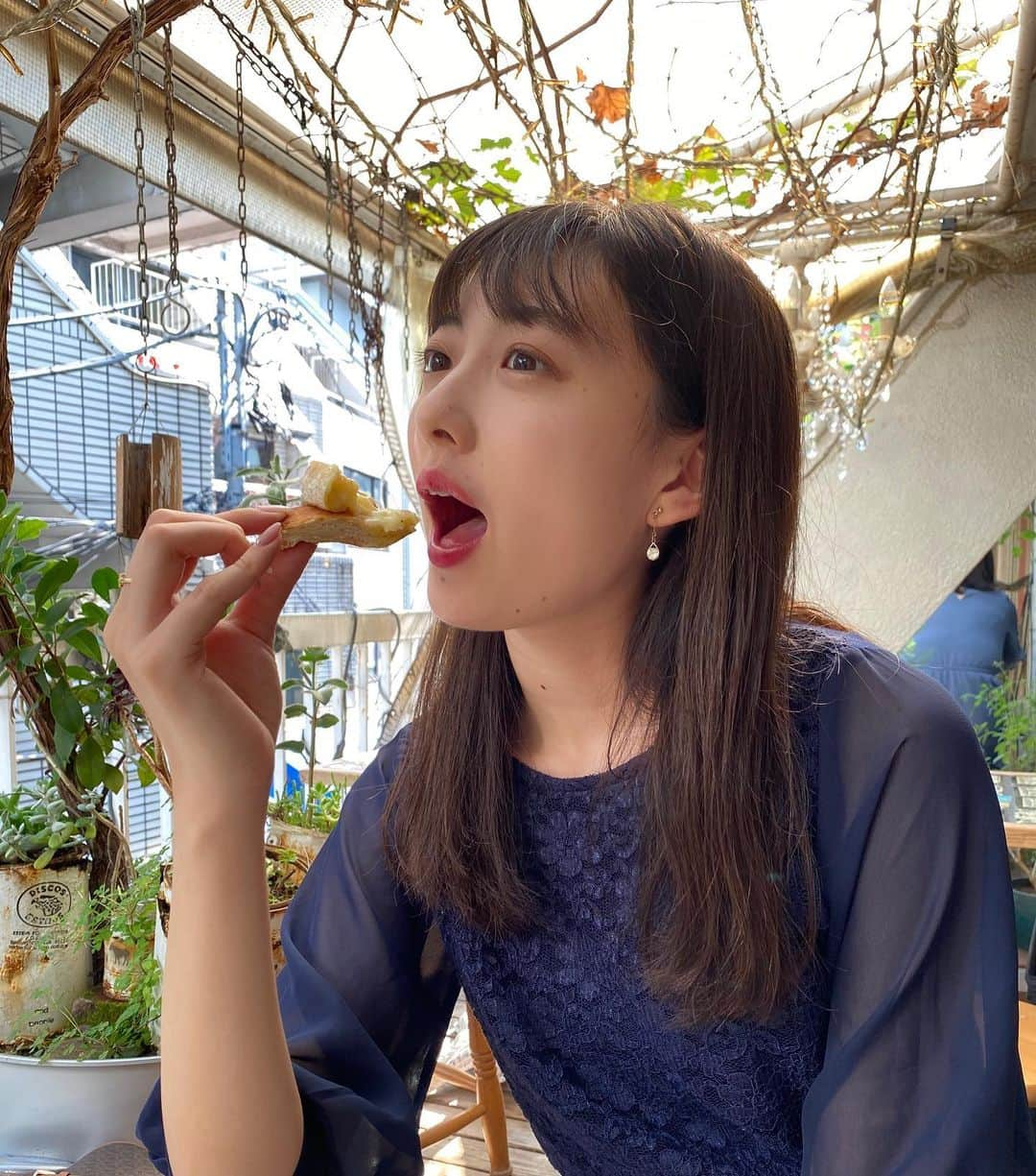 浅賀美咲さんのインスタグラム写真 - (浅賀美咲Instagram)「こんばんは🌙　 もうすっかり涼しくなりましたね… というより、寒くて長袖を引っ張り出しました🍃  先日渋谷で、フォカッチャに丸ごと焼いてあるカマンベールチーズとオリーブオイルをつけて食べました😋 ほっぺが落ちそうだった〜(*ﾟ∀ﾟ*) 私はチーズ大好きなので、毎日のように食べています😄  💠昨日発売の雑誌Ray11月号に成蹊大学と他大学のミスコン出場者が掲載されています。見てみて下さいね❣️  💠本日の投票もお願いします💌 プロフィール欄のURL から投票できます🙏  #ミス成蹊 #ミス成蹊コンテスト#ミス成蹊コンテスト2020 #ミスコン #ミスコンテスト #ミスコンファイナリスト #fff #渋谷 #渋谷ランチ  #渋谷カフェ  #チーズ  #カマンベールチーズ #andpeople」9月24日 18時45分 - miss20seikei_5