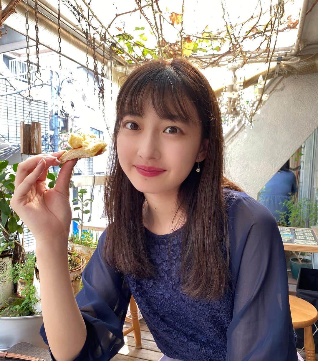 浅賀美咲のインスタグラム：「こんばんは🌙　 もうすっかり涼しくなりましたね… というより、寒くて長袖を引っ張り出しました🍃  先日渋谷で、フォカッチャに丸ごと焼いてあるカマンベールチーズとオリーブオイルをつけて食べました😋 ほっぺが落ちそうだった〜(*ﾟ∀ﾟ*) 私はチーズ大好きなので、毎日のように食べています😄  💠昨日発売の雑誌Ray11月号に成蹊大学と他大学のミスコン出場者が掲載されています。見てみて下さいね❣️  💠本日の投票もお願いします💌 プロフィール欄のURL から投票できます🙏  #ミス成蹊 #ミス成蹊コンテスト#ミス成蹊コンテスト2020 #ミスコン #ミスコンテスト #ミスコンファイナリスト #fff #渋谷 #渋谷ランチ  #渋谷カフェ  #チーズ  #カマンベールチーズ #andpeople」