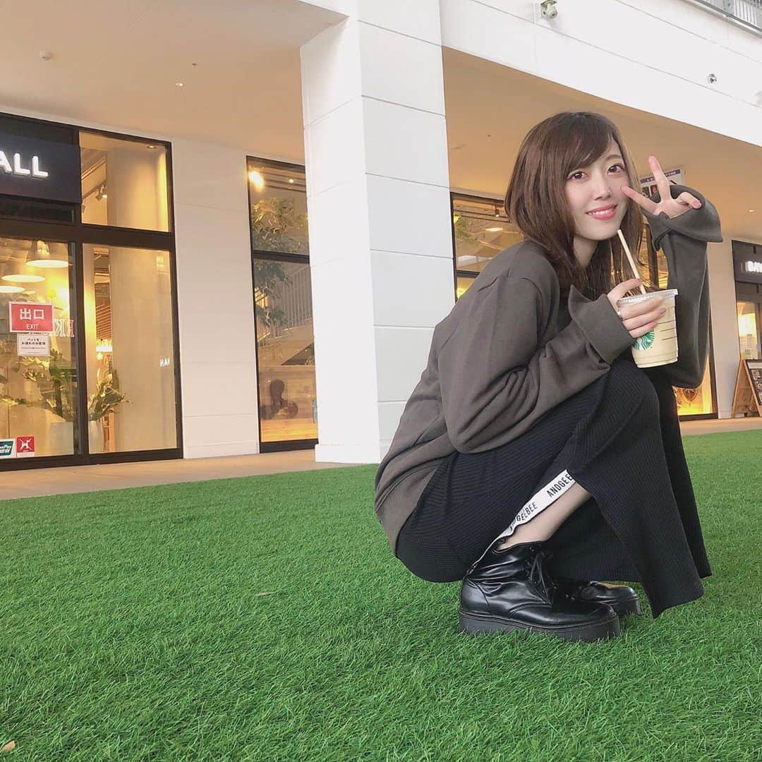 松村芽久未のインスタグラム：「﻿ ﻿ 雨が小雨だったので、久々にショッピング﻿ ﻿ ﻿ 芝生エリアがあってマスクを取り﻿ 撮ってもらった写真です♡♡♡﻿ ﻿ ﻿ たまには、リフレッシュもいいね！！﻿ ﻿ ﻿ #横浜 #アウトレット #お出かけ #女子旅」