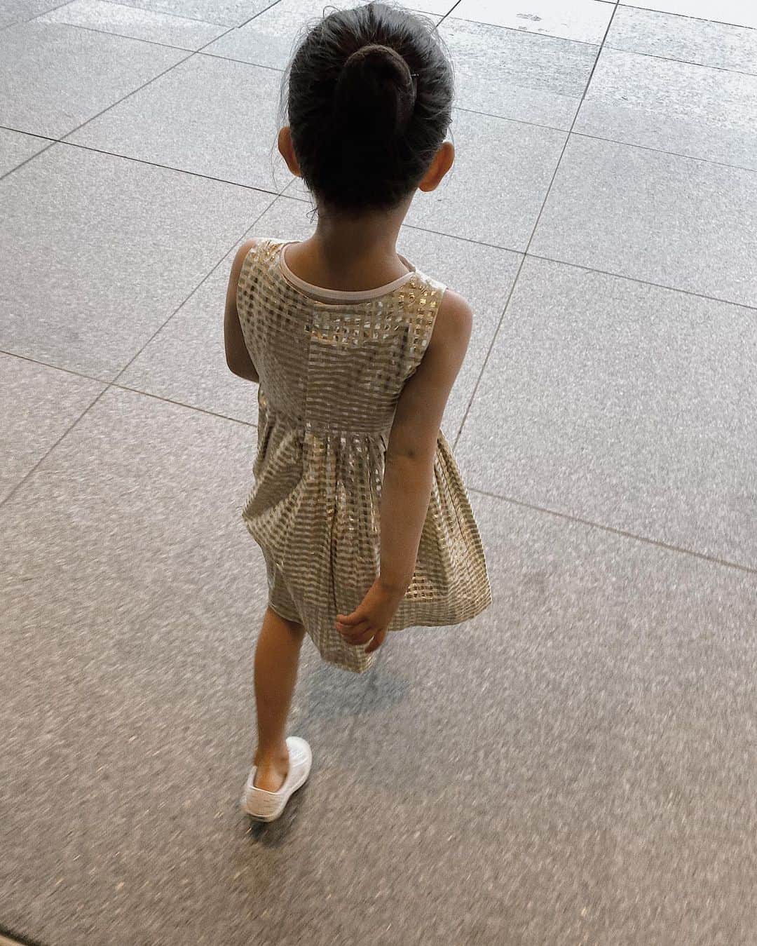 翁安芸さんのインスタグラム写真 - (翁安芸Instagram)「娘のバレエの発表会が終わって🩰✨ お祝いにオークラ東京で美味しいデザートを買って帰りました。#littleballerina #theokuratokyo #momanddaughter #akiweng #yori #maayapearls #bonpoint #翁安芸」9月24日 18時51分 - akinyc