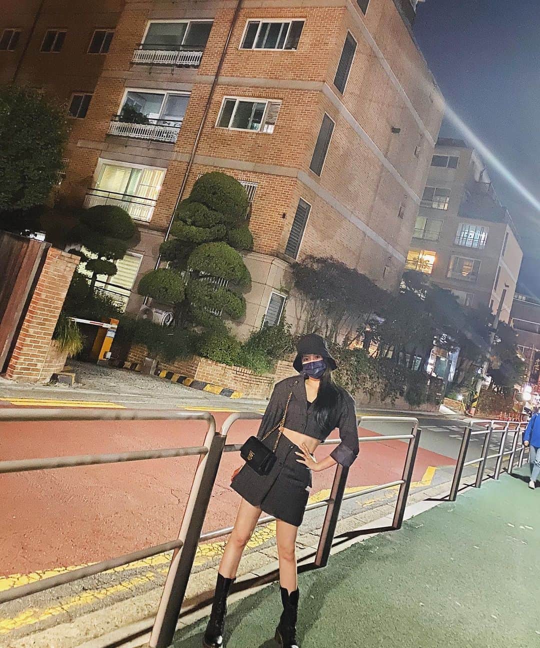 エルキーのインスタグラム：「오랜만에 잠깐 외출😷😷」