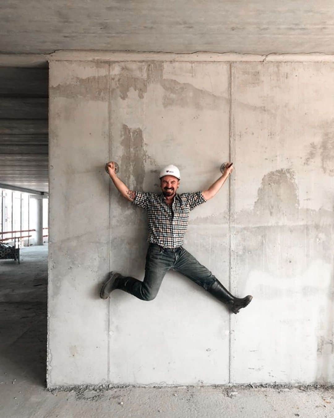 ジャンポールレスパナールのインスタグラム：「. September is definitely the month of big surprises! I am EXTREMELY pleased to announce you that I have been asked by @silversquare.eu to work on the interior design of SILVERQUARE GUILLEMIN. Right in front of Calatrava glass mountain; I will take care of the interior structure and decorate 5000 square meters including the main hall, a shop, a restaurant, offices and coworking spaces. Stay tuned!  ⁠#silversquare #coworking #design #interiordesign #workspace #architecture」