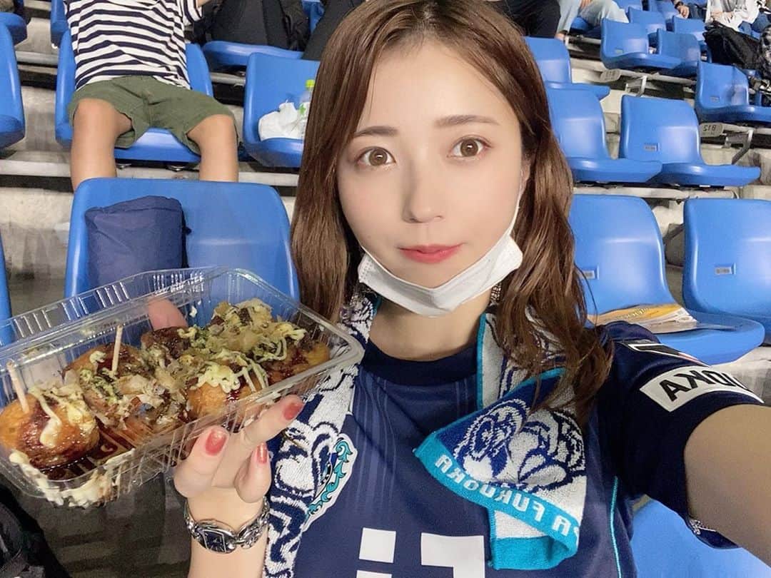 YUMIのインスタグラム：「. なんとアビスパ6連勝中！🥺👏🔥 福岡が盛り上がるのは嬉しいね☺️✨ 10月4日の福岡ダービーも楽しみ！  写真いつも食べてばかりでごめんなさい😂 始まる前の腹ごしらえ🤤笑  #jリーグ#サッカー#スポーツ観戦 #アビスパ福岡#アビスパ#ユニフォーム女子  #スポーツ女子#たこ焼き#サッカー女子」