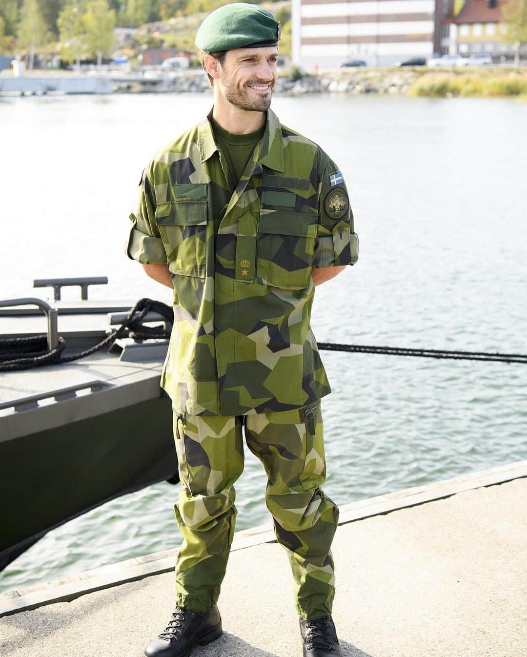 Just Jaredさんのインスタグラム写真 - (Just JaredInstagram)「Sweden’s super hot royal, Prince Carl Philip, looked so good in his camo uniform while visiting the marines and the navy this week. So many more photos now on our site! #PrinceCarlPhilip Photos: Backgrid」9月24日 18時56分 - justjared