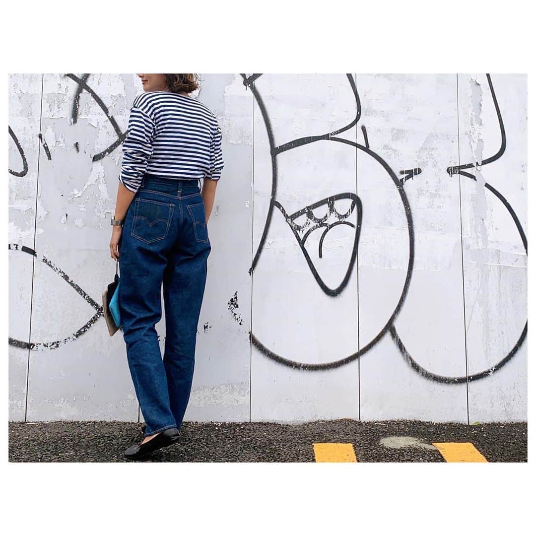 のインスタグラム：「数年前に出会ったどんぴしゃサイズのヴィンテージLevi's701。 マリリンモンローが愛したデニムということから"モンローデニム"とも言われています。 購入した当時は物が良すぎてまだなんだかうまく着こなせる気がしなくて、、大事に大事にクローゼットにしまっておいた。 最近やっと履いてもいいかしら？と思えるようになったのでちょいちょい履いてみてます。 ハイウエストにヒップラインを女性らしくみせてくれるシルエットが特徴なデニム。 このデニムを年齢を重ねても着こなせる歳の重ね方をしていきたいな。 いくつもの年代を経て私のところにきて、まったく同じ物が存在しないって事はまさに奇跡の出会い。 古着はその出会いのワクワクがたまらないからやめられなーい😚 #fashion #style #levis701 #vintage」