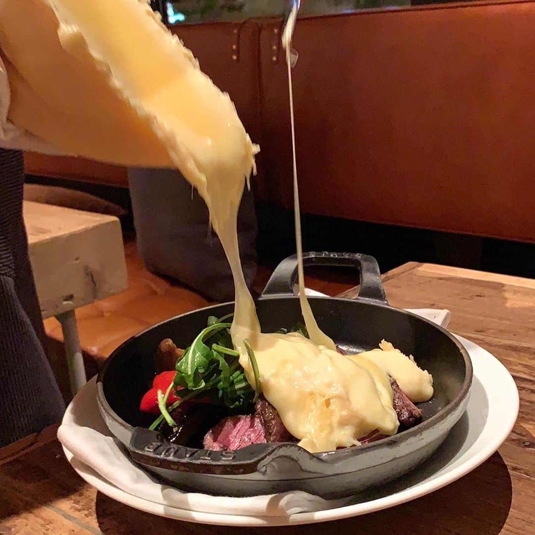 桜井莉菜さんのインスタグラム写真 - (桜井莉菜Instagram)「ちか @yoshikawachika1116 がオススメのチーズ🧀のお店💓💓💓 恵比寿のCASCINA @cheese.tavern.cascina に行ってきたよん❤️ 確かにチーズ好きにはたまらんお店でひたっ🤤💕 大きいチーズの上で混ぜるカルボナーラが特にオススメらしく、ほとんどのお客さんが頼んでた😍❤️ 濃厚でとってもタイプな味でした🤤💗 チーズ好きさんは是非👏💕  #チーズ#チーズ料理#ラクレットチーズ #濃厚カルボナーラ#CASCINA」9月24日 10時05分 - rina__sakurai