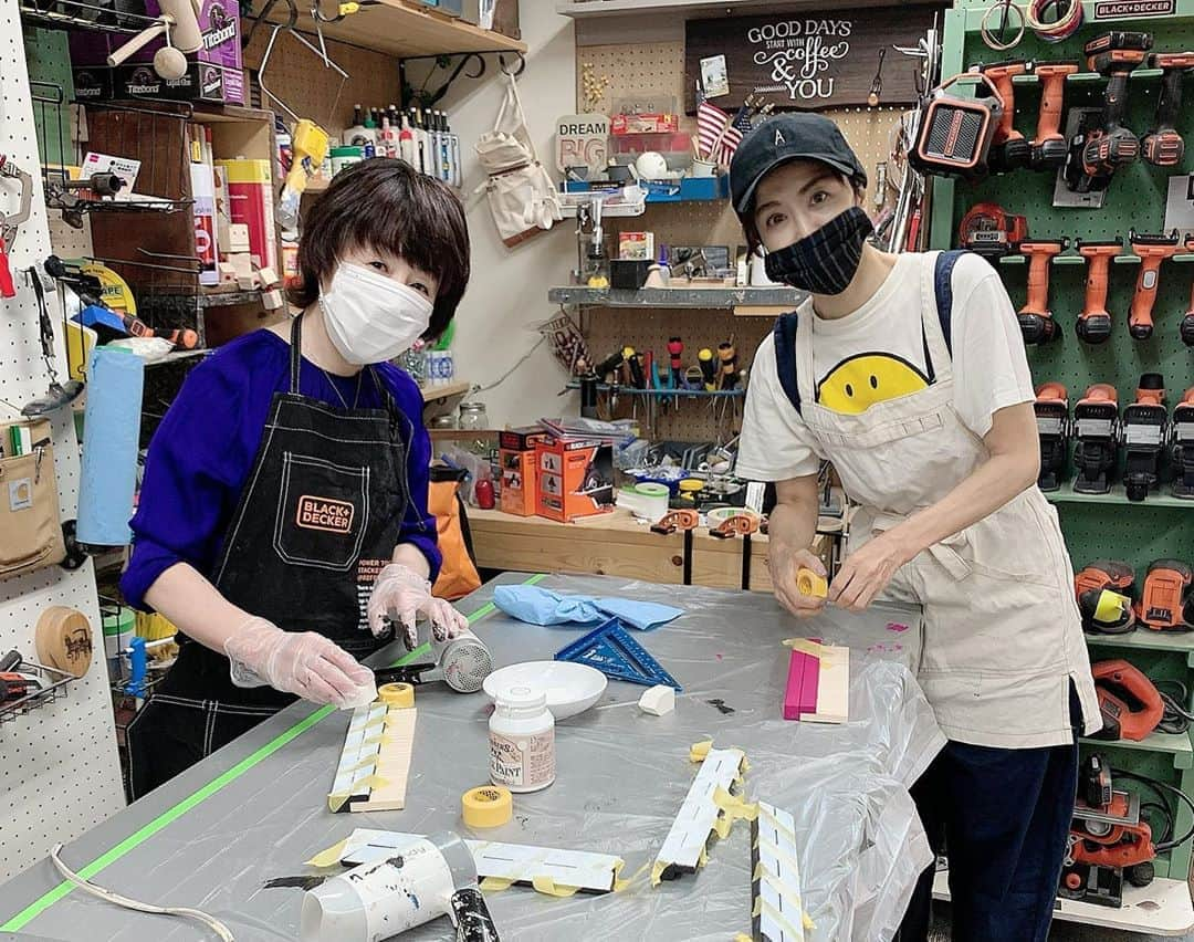 大桃美代子さんのインスタグラム写真 - (大桃美代子Instagram)「今日は打ち合わせとDIYデー。  オールインでやる気を出してみた。  Tシャツは、名誉スマイル大使のもの。  いつも心にハッピーを！の活動をしている国際的な団体です。  三枚目はマスク作家の山本フサコさんのオリジナルマスク。  UVカット、抗菌、防臭、冷感の高性能の布を使い、  手作りでオーダーできます。  刺繍も入りますよ。  嵐ファンが欲しくなりそう、、、。  最後まで応援するぞー！！  で、打ち合わせしながら作ったのは、、、  Facebookライブ、YouTubeにに登場する、  アレでした。  楽しい時間をありがとう😊  #スマイル大使 #happy#diy#オールイン#oodt#fashion #mayblue #作業デー#嵐ファン#スマイル名誉大使#高性能マスク#カチンコ#映画#映像関係者#TV#Turner」9月24日 10時05分 - miyoko_omomo