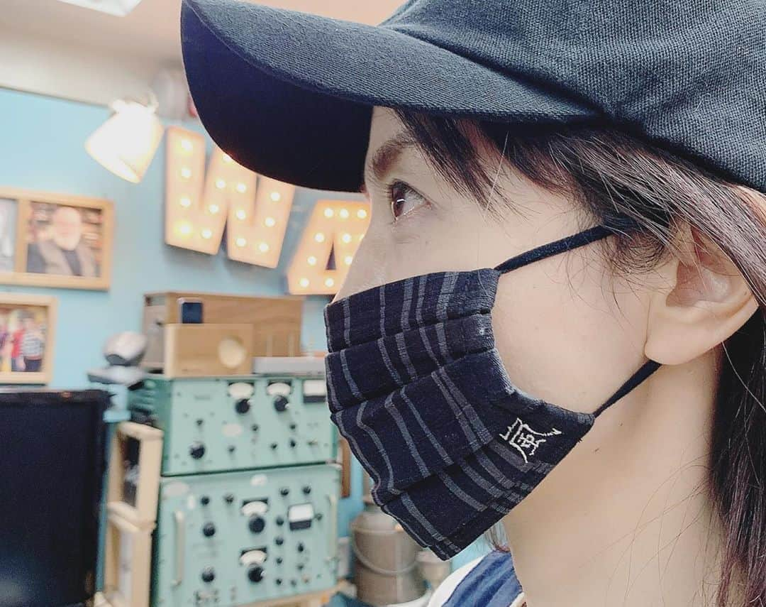 大桃美代子さんのインスタグラム写真 - (大桃美代子Instagram)「今日は打ち合わせとDIYデー。  オールインでやる気を出してみた。  Tシャツは、名誉スマイル大使のもの。  いつも心にハッピーを！の活動をしている国際的な団体です。  三枚目はマスク作家の山本フサコさんのオリジナルマスク。  UVカット、抗菌、防臭、冷感の高性能の布を使い、  手作りでオーダーできます。  刺繍も入りますよ。  嵐ファンが欲しくなりそう、、、。  最後まで応援するぞー！！  で、打ち合わせしながら作ったのは、、、  Facebookライブ、YouTubeにに登場する、  アレでした。  楽しい時間をありがとう😊  #スマイル大使 #happy#diy#オールイン#oodt#fashion #mayblue #作業デー#嵐ファン#スマイル名誉大使#高性能マスク#カチンコ#映画#映像関係者#TV#Turner」9月24日 10時05分 - miyoko_omomo