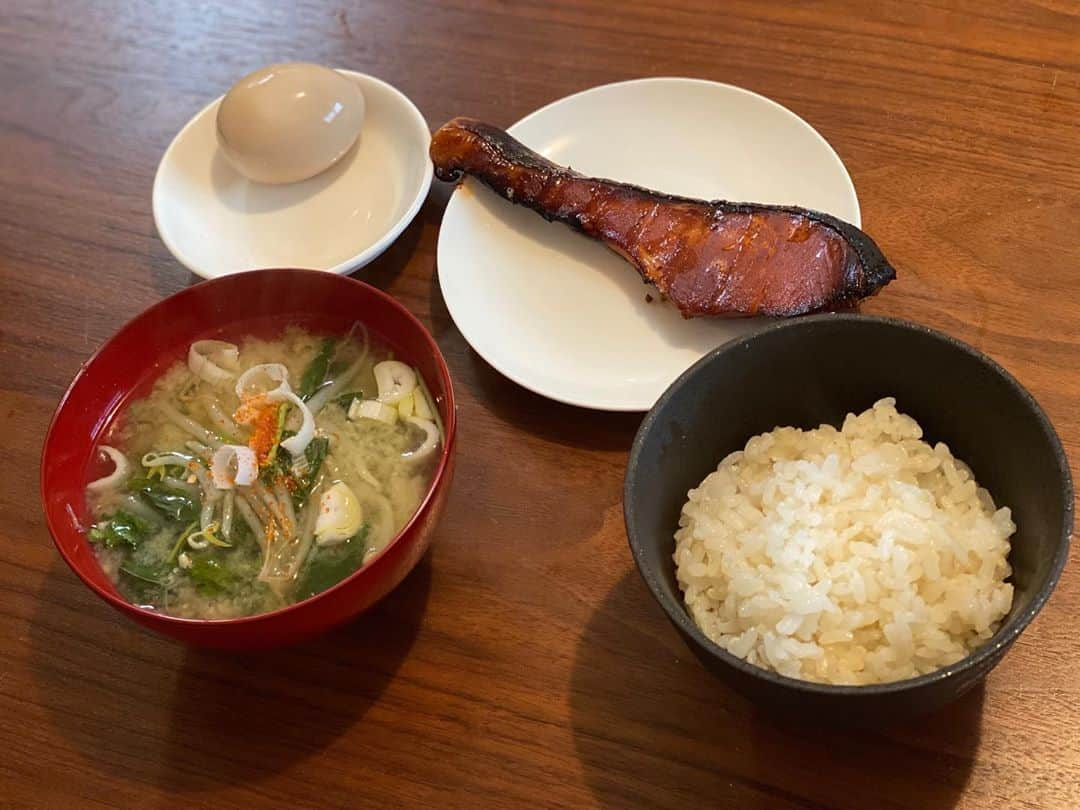 内田朝陽さんのインスタグラム写真 - (内田朝陽Instagram)「朝陽飯 ・ 朝の鮭定食（粕味噌漬け） ・ 鮭の粕味噌漬け モロヘイヤの麦味噌汁 お米　龍の瞳の七分つき 味たまご ・ 生鮭に軽く塩をふり置いて、水分を拭き取ってから殺菌したガーゼで包み間に麹味噌を塗って軽く包む。 ２日目が美味しい。 ・  #japanesefood #japan #日本食　#鮭 #鮭定食 #麦味噌　#龍の瞳 #手料理　#あさひめし　#アサヒ飯 #あさごはん #朝御飯 #シンプル　#北海道　#根室産　#和食」9月24日 10時00分 - asahi_uchida