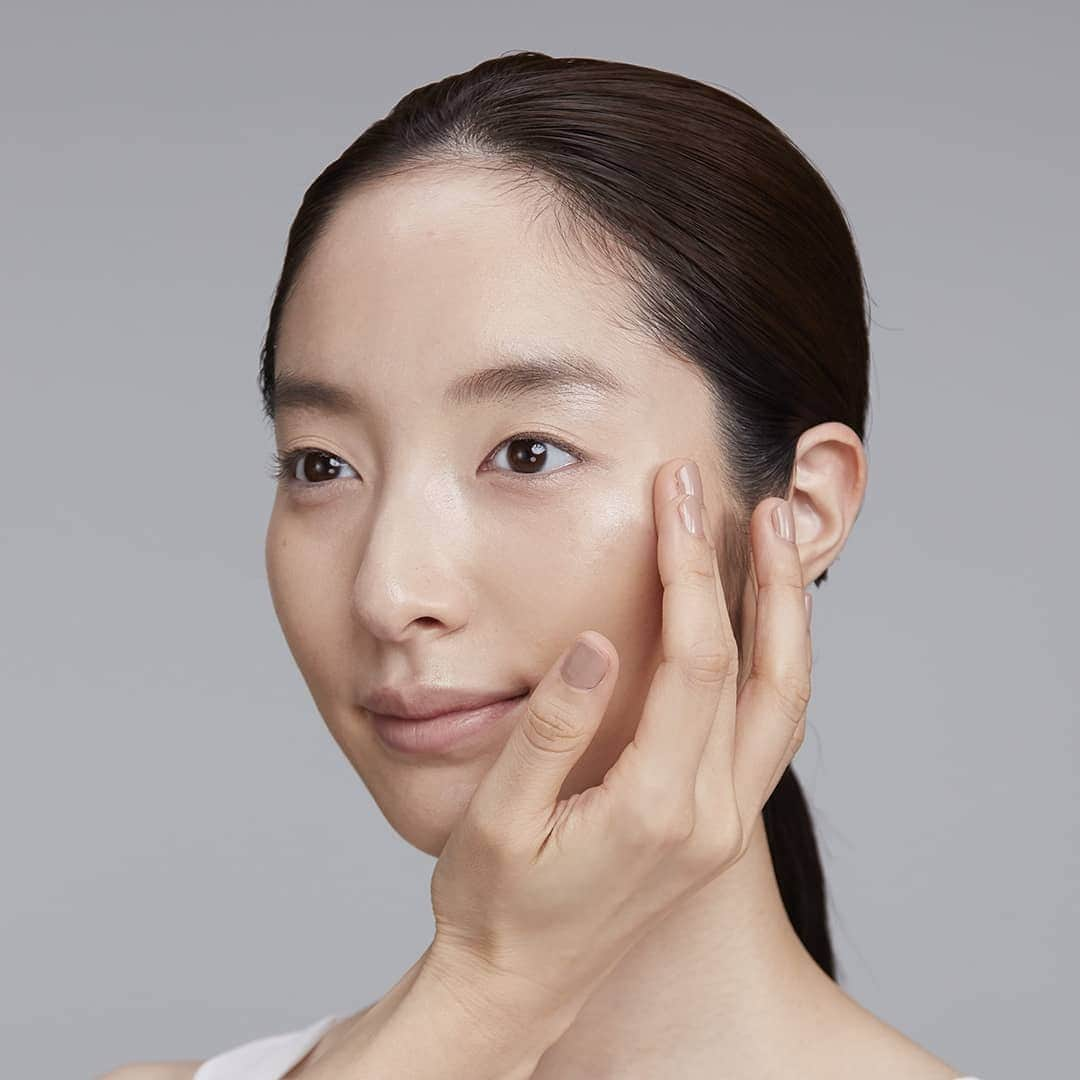 アールエムケーさんのインスタグラム写真 - (アールエムケーInstagram)「“Fresh Glowing Skin”を仕立てる、RMKのベースメイクメソッド  STEP1：メイク下地 ＞＞＞ファンデーションが密着する肌の土台づくり 肌状態にあわせたメイク下地を肌全体に均一に塗り、 ファンデーションが美しくフィットしやすい肌をつくります。  ■RMK メイクアップベース 30mL 税込4,070円(本体価格3,700円)  STEP2：コンシーラー ＞＞＞ハイライト効果で顔全体を明るく見せる立体感づくり ・肌の色より1～2段明るめを選び、頬骨や眉骨の高いところにつけ、目まわりまでひろげます。 ・鼻筋やあご先の高い部分にも薄くなじませます。  ■RMK ルミナス ペンブラッシュコンシーラー 全5色 1.7g 税込各3,850円(本体価格3,500円)　SPF15 PA++  STEP3：ファンデーション ＞＞＞素肌の美しさを引き立てる肌づくり なりたい仕上がりにあわせてファンデーションを選び、素肌感を生かすため、コンシーラーを塗っていない部分にだけ薄くのばします。  ■RMK クリーミィファンデーション EX 全7色 30g 税込各6,050円(本体価格5,500円) SPF21 PA++【104のみ、SPF21 PA+++】  #RMK #アールエムケー #ルミナスペンブラッシュコンシーラー #RMKコンシーラー #コンシーラー #リキッドコンシーラー #RMKメイクアップベース #下地 #RMKファンデ #ハリツヤファンデ #ファンデーション #ベースメイク  #コスメ」9月24日 10時22分 - rmkofficial