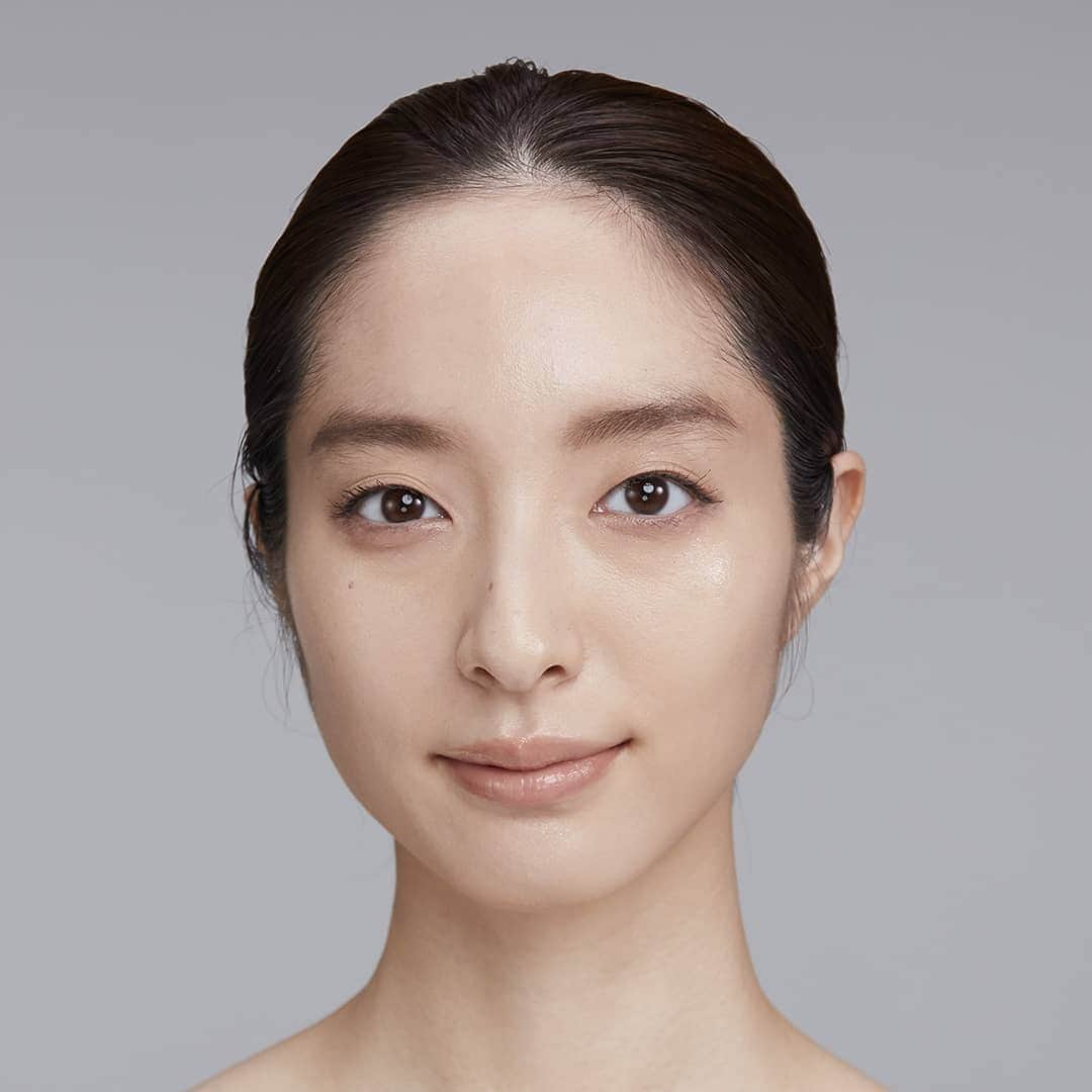 アールエムケーさんのインスタグラム写真 - (アールエムケーInstagram)「“Fresh Glowing Skin”を仕立てる、RMKのベースメイクメソッド  STEP1：メイク下地 ＞＞＞ファンデーションが密着する肌の土台づくり 肌状態にあわせたメイク下地を肌全体に均一に塗り、 ファンデーションが美しくフィットしやすい肌をつくります。  ■RMK メイクアップベース 30mL 税込4,070円(本体価格3,700円)  STEP2：コンシーラー ＞＞＞ハイライト効果で顔全体を明るく見せる立体感づくり ・肌の色より1～2段明るめを選び、頬骨や眉骨の高いところにつけ、目まわりまでひろげます。 ・鼻筋やあご先の高い部分にも薄くなじませます。  ■RMK ルミナス ペンブラッシュコンシーラー 全5色 1.7g 税込各3,850円(本体価格3,500円)　SPF15 PA++  STEP3：ファンデーション ＞＞＞素肌の美しさを引き立てる肌づくり なりたい仕上がりにあわせてファンデーションを選び、素肌感を生かすため、コンシーラーを塗っていない部分にだけ薄くのばします。  ■RMK クリーミィファンデーション EX 全7色 30g 税込各6,050円(本体価格5,500円) SPF21 PA++【104のみ、SPF21 PA+++】  #RMK #アールエムケー #ルミナスペンブラッシュコンシーラー #RMKコンシーラー #コンシーラー #リキッドコンシーラー #RMKメイクアップベース #下地 #RMKファンデ #ハリツヤファンデ #ファンデーション #ベースメイク  #コスメ」9月24日 10時22分 - rmkofficial