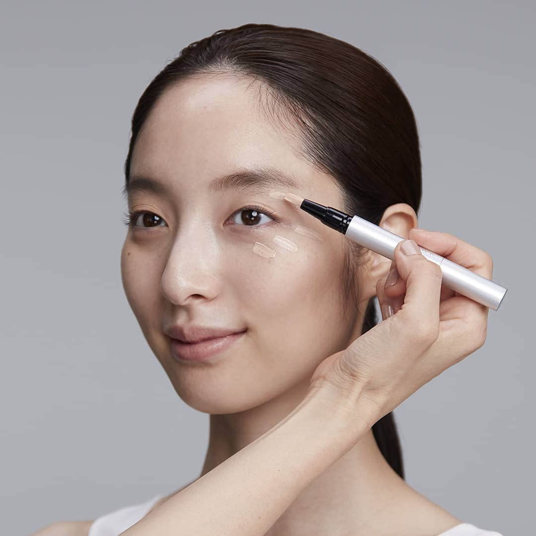 アールエムケーさんのインスタグラム写真 - (アールエムケーInstagram)「“Fresh Glowing Skin”を仕立てる、RMKのベースメイクメソッド  STEP1：メイク下地 ＞＞＞ファンデーションが密着する肌の土台づくり 肌状態にあわせたメイク下地を肌全体に均一に塗り、 ファンデーションが美しくフィットしやすい肌をつくります。  ■RMK メイクアップベース 30mL 税込4,070円(本体価格3,700円)  STEP2：コンシーラー ＞＞＞ハイライト効果で顔全体を明るく見せる立体感づくり ・肌の色より1～2段明るめを選び、頬骨や眉骨の高いところにつけ、目まわりまでひろげます。 ・鼻筋やあご先の高い部分にも薄くなじませます。  ■RMK ルミナス ペンブラッシュコンシーラー 全5色 1.7g 税込各3,850円(本体価格3,500円)　SPF15 PA++  STEP3：ファンデーション ＞＞＞素肌の美しさを引き立てる肌づくり なりたい仕上がりにあわせてファンデーションを選び、素肌感を生かすため、コンシーラーを塗っていない部分にだけ薄くのばします。  ■RMK クリーミィファンデーション EX 全7色 30g 税込各6,050円(本体価格5,500円) SPF21 PA++【104のみ、SPF21 PA+++】  #RMK #アールエムケー #ルミナスペンブラッシュコンシーラー #RMKコンシーラー #コンシーラー #リキッドコンシーラー #RMKメイクアップベース #下地 #RMKファンデ #ハリツヤファンデ #ファンデーション #ベースメイク  #コスメ」9月24日 10時22分 - rmkofficial