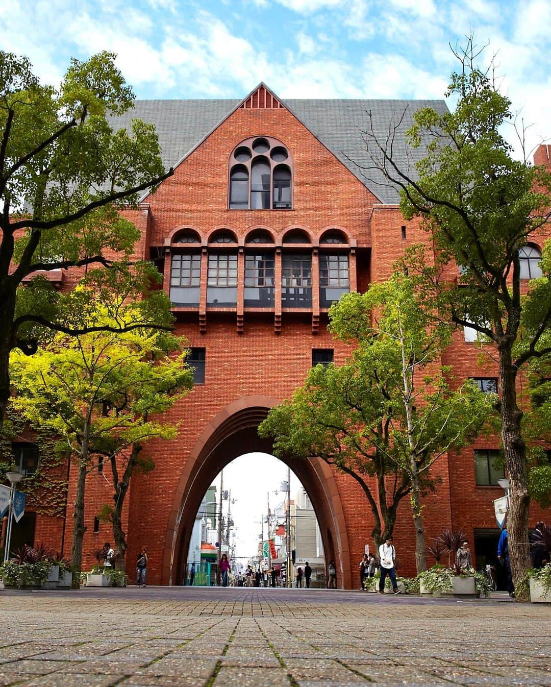 近畿大学総務部広報室さんのインスタグラム写真 - (近畿大学総務部広報室Instagram)「Building C at East Campus, #kindaiuniversity   #facultyoflaw used to be at the gate, “west gate” , but it moved its location to East Campus In 2016.  So there’s a little memorial “gate” inside the building. When you pass by East Campus, you can just come in and take a look at it:)  Faculty of Law, the 70th anniversary 🎂this year March.   #近畿大学  #法学部 70周年 #近大 #西門 に前はあった 小さな西門が#イーキャン #c館一階 にあるよ」9月24日 10時22分 - kindaiuniversity