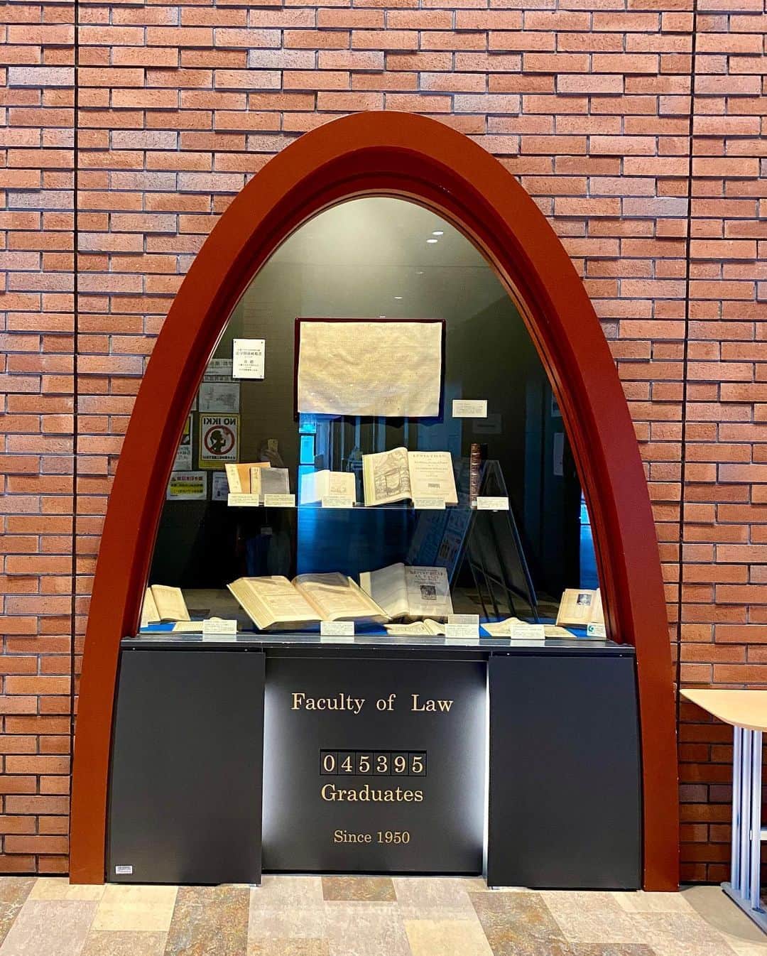 のインスタグラム：「Building C at East Campus, #kindaiuniversity   #facultyoflaw used to be at the gate, “west gate” , but it moved its location to East Campus In 2016.  So there’s a little memorial “gate” inside the building. When you pass by East Campus, you can just come in and take a look at it:)  Faculty of Law, the 70th anniversary 🎂this year March.   #近畿大学  #法学部 70周年 #近大 #西門 に前はあった 小さな西門が#イーキャン #c館一階 にあるよ」