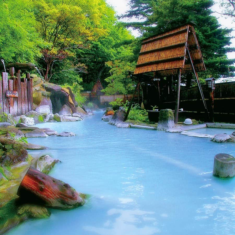 Rediscover Fukushimaさんのインスタグラム写真 - (Rediscover FukushimaInstagram)「A beautiful picture from Adachiya Ryokan in Takayu Onsen! . The waters of Takayu Onsen are a bluish milky color and are thought to have healing properties.  . Most of the resort facilities of the area neither add water nor adjust the temperature in order to maintain the natural allure of the hot spring waters.  . After bathing in the waters of this spring, your skin becomes almost slippery from the high acidic and hydrogen sulfide makeup.  . If public bathing isn’t something you feel comfortable with, many of the onsen facilities in the area also offer private onsen rooms with a rotenburo (open-air bath) available for your own use. It is a relaxing experience unlike any other to soak in the hot waters and feel your worries melt away.  . #onsen #hotsprings #ryokan #relaxing #fukushimagram #japan #japantravel #travelphotography #trip」9月24日 10時15分 - rediscoverfukushima