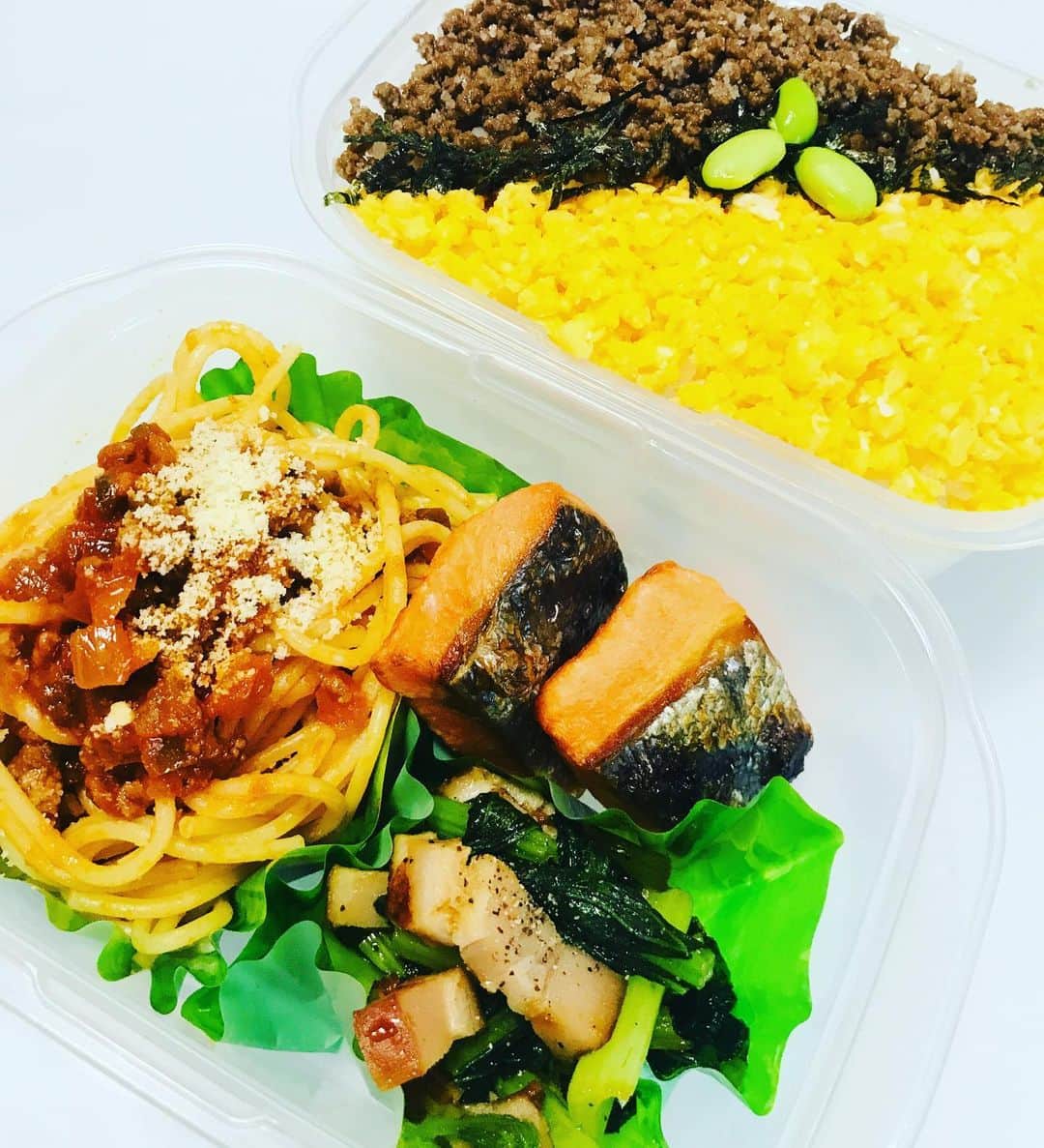 吉岡美穂のインスタグラム：「炭水化物多め弁当🍝🍚  ハイカロリーなお弁当です^ ^ 炭水化物＋炭水化物。  #中学生タッパー弁当 #中学生弁当 #ハイカロリーな弁当 #火曜日はバタバタで写真撮れず…😋」