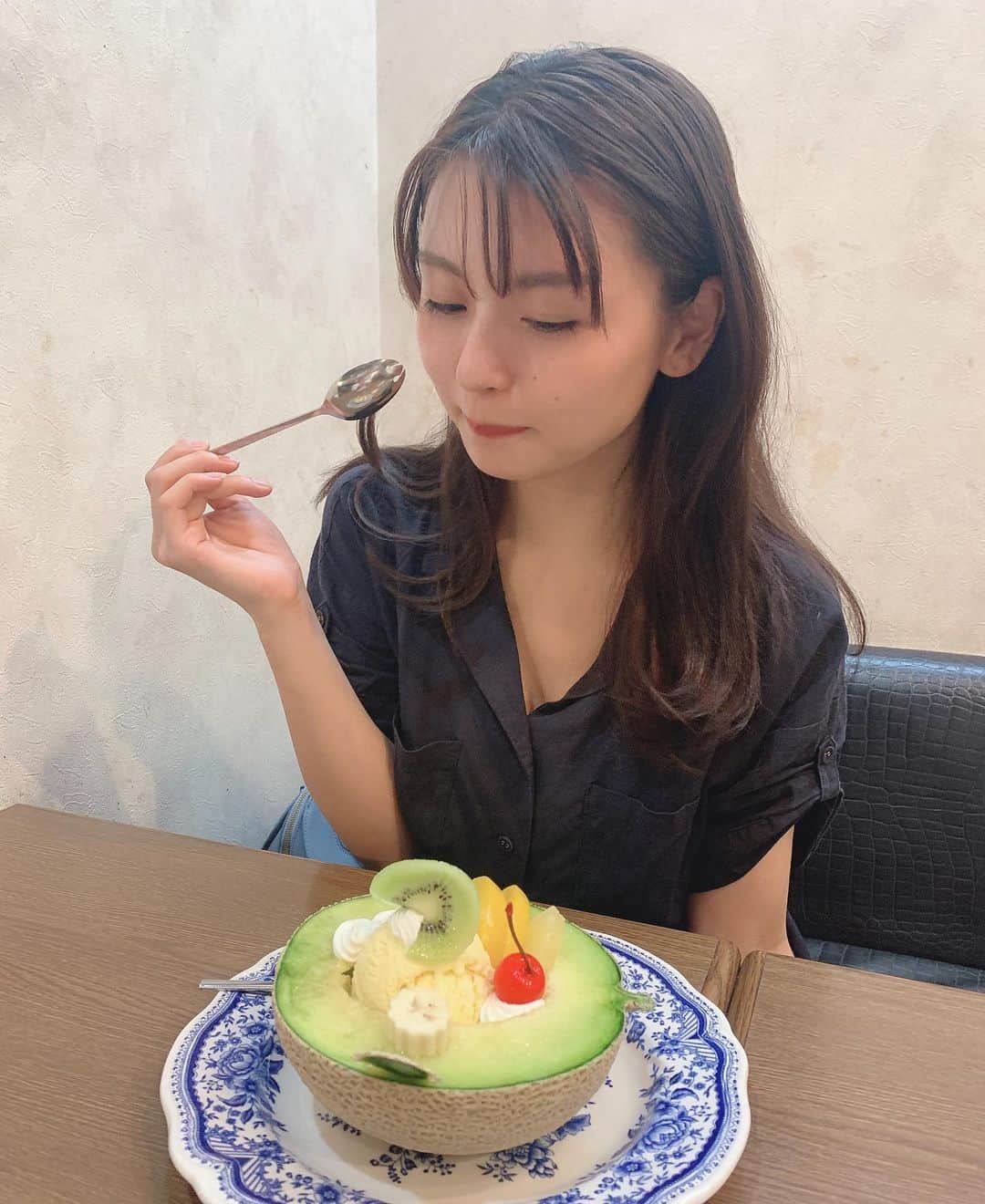 竹本茉莉のインスタグラム：「. お父さんが連れてってくれた いつかのメロンパフェ🍈 . 幼稚園のときお父さんお迎えだと お母さんと妹に内緒ねって、 帰りにパフェを食べさせてくれた (きっと妹にもやってた☺️) . 早く家族に会いたいです💭」
